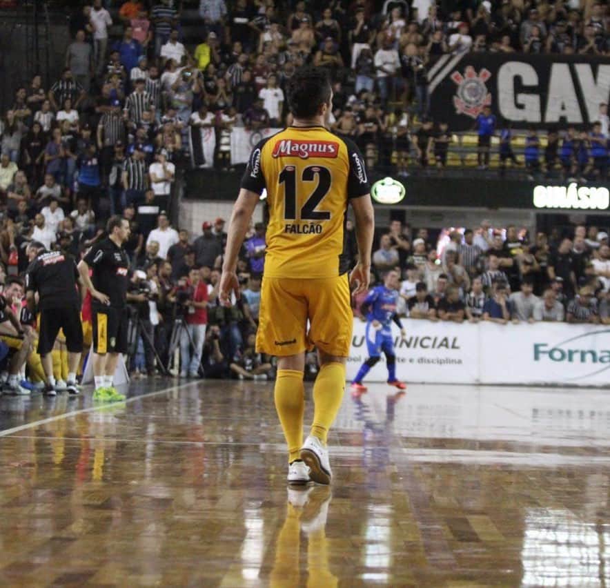 アレッサンドロ・ローザ・ヴィエイラのインスタグラム：「#TBT Das boas lembranças de quando jogava, e também da alegria de ver a @magnusfutsal em mais uma final da @lnfoficial   @magnusoficial @adimaxoficial」