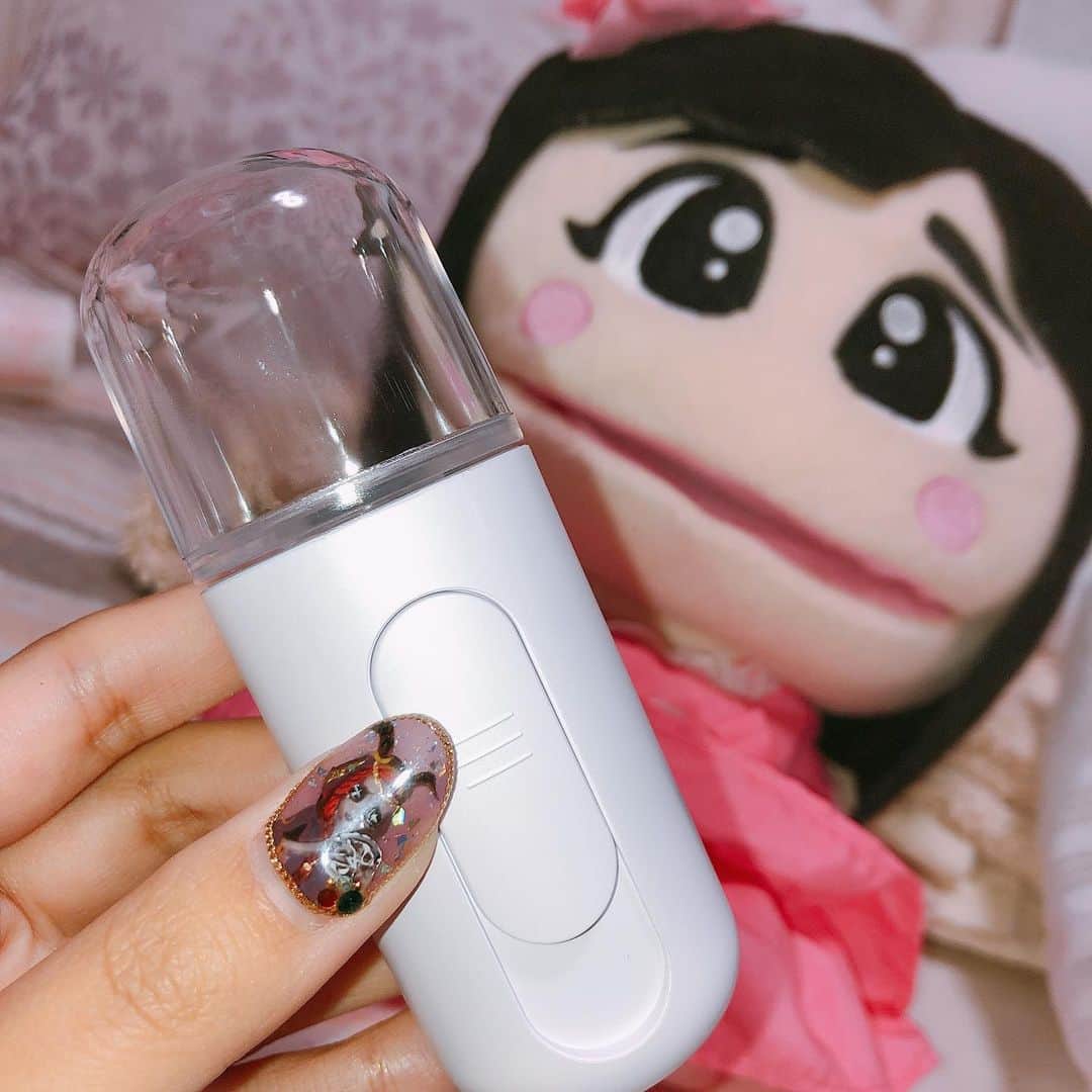 小山夏希のインスタグラム：「スリコですぐ売り切れになるスチーマーを100均大好きなつは見つけて嬉しすぎて踊り狂ってる  スリコで売り切れで絶望した人キャンドゥに走れ  #ハンディフェイススチーマー #スリーコインズ #100均」