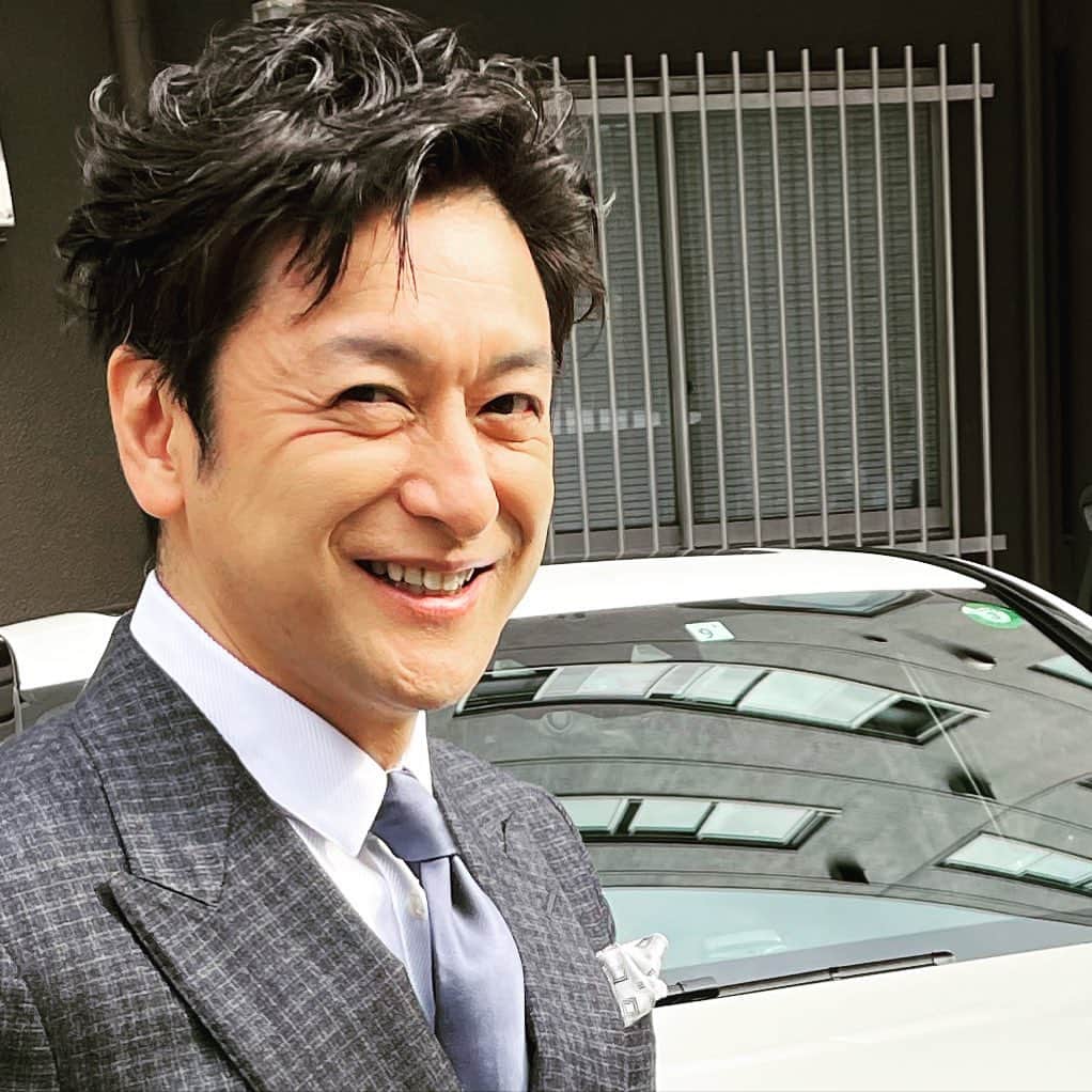 石丸幹二さんのインスタグラム写真 - (石丸幹二Instagram)「電気自動車の前で少々自慢気に嬉しそうな顔。石丸マネ #石丸幹二 #ベンツEQC」12月10日 22時46分 - team_kanji_ishimaru
