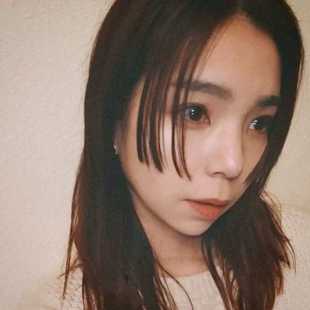 深井愛のインスタグラム：「,..・"｛ねみい。。。〕 . みなさまの平均睡眠時間ってどれくらいなのだろう。 . 私は本当は10時間寝たいです。 毎日2〜3時間は足りません。 世の中の平均なんてのは全てにおいてあてになりませんな。 ほんとはもっと寝たい〜🤤 . ただ、 頑張って起きた朝一番の空気は毎日ほんと気持ちいいわね😌 . 明日も良い日にするために チャージチャージチャージ🌟おやすみ」