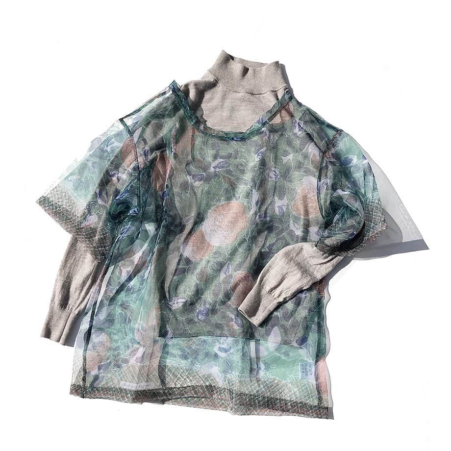 手紙社さんのインスタグラム写真 - (手紙社Instagram)「【透け感のあるオーガンジーのシャツは、重ね着をすれば一年中楽しめるアイテム】﻿ 大胆なタッチにビビッドな色使いは「YUMI YOSHIMOTO」だからこそ生み出せるデザイン。キラキラと上品に光るラメの糸を織り込んだ透け感のあるオーガンジーにオリジナルのボタニカル柄「Holiday harvest」をプリントしたシャツやTシャツは、重ね着をすれば一年中楽しめるアイテムです。オンラインミーティングでは、デザインの大元となる”エッチング”技法を実演しますよ！﻿ ﻿ ーーーーー﻿ ﻿ ▼YUMI YOSHIMOTO（@yumi__yoshimoto）﻿ ﻿ オンラインミーティング﻿ →12/14（月）13:00〜﻿ ﻿ ショップ販売期間﻿ →12/15（火）21:00〜12/22（火）21:00﻿ ﻿ ーーーーー﻿ ﻿ ＜新しいオンラインフェスティバル・布博　開催概要＞﻿ 会期：2020年12月14日（月）〜26日（土）﻿ チケット：一般 1,000円／手紙社の部員 900円﻿ 会場：「新しいオンラインフェスティバル・布博」公式サイト﻿ ▶︎詳細は「@textilefabrics」プロフィールのURLから！﻿ ﻿ ▶︎布博で販売されるアイテムを事前にチェックできる“プレビュー”開催中！　公式サイト「出展者一覧」の「ショップを見る」ボタンからアクセス！﻿ ﻿ ーーーーー﻿ ﻿ ◎「新しいオンラインフェスティバル・布博」は3本立て！﻿ ﻿ 1）オンラインミーティング（番組）﻿ ▶︎12/14（月）〜19（土）毎日開催！﻿ 出展者による作品紹介やアトリエツアーなどの番組を生配信！﻿ 作り手との会話をお楽しみいただけます。﻿ ﻿ 2）オンラインショッピング﻿ ▶︎12/14（月）〜毎日異なる出展者が販売を開始します！﻿ 出展者による新作や、ここでしか買えない限定作品、もちろん、定番商品も購入することができます！﻿ ※それぞれの販売期間は公式サイトからご確認ください﻿ ﻿ 3）スペシャル音楽ライブ番組﻿ 12/20（日）は7時間を超える生放送をお届け！﻿ 豪華アーティスト4組による音楽ライブや、プロのスタイリストが布博アイテムのスタイリングを紹介する「ライブスタイリング」を生配信します！﻿ ﻿ #手紙社#手紙舎#布博#オンラインイベント#新しいオンラインフェスティバル#新しいオンラインフェスティバル布博#ブローチ博#布雑貨#手芸#テキスタイル#刺繍#ブローチ博#ハンドメイド#編み物#手織り#オーガンジー#ボタニカル#シャツ#tシャツ #YUMIYOSHIMOTO#Cotoha#tegamisha#nunohaku#textile#textiledesign#fabric#handmade#handcraft#accessory#embroidery#布博まであと4日﻿」12月10日 22時48分 - tegamisha
