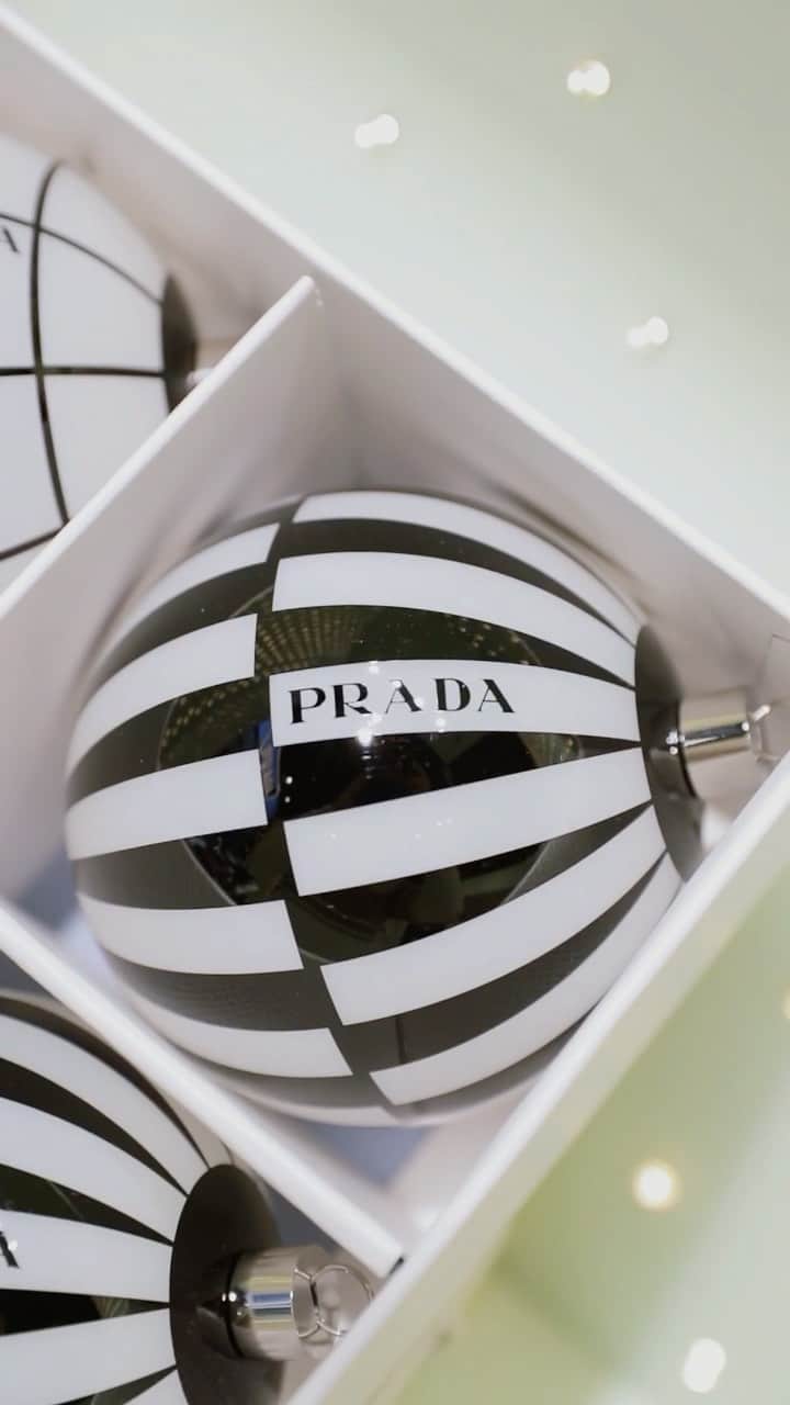 Harrodsのインスタグラム：「Drop Father Christmas a pin to our Exhibition Windows and @Prada will do the rest...   Exclusives, novelties and more: find the #Prada holiday gifting pop-up on the Ground Floor and online now.  #Harrods #HarrodsFashion #HarrodsAccessories #HarrodsChristmas」