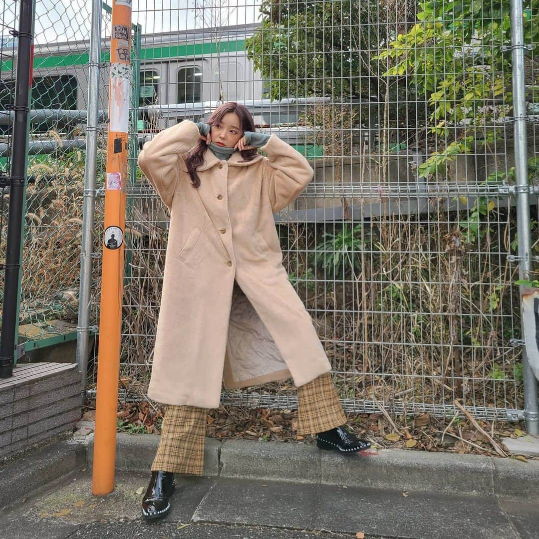 のインスタグラム：「mam氏はもこもこアウターをGETした！  ところで5枚目は何してる写真だと思いますか？💃」