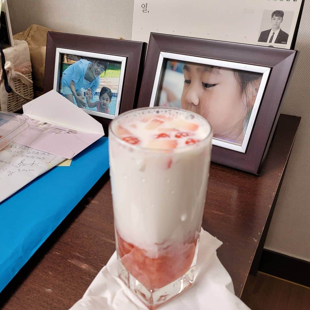 オ・ヒョンギョンのインスタグラム：「이 밤에 엄마를 위한 딸이 만든 딸기 쉐이크~~♡♡ 너무 맛있다..~어찌 너를 사랑 안할 수가 있겠니~~♡♡♡」