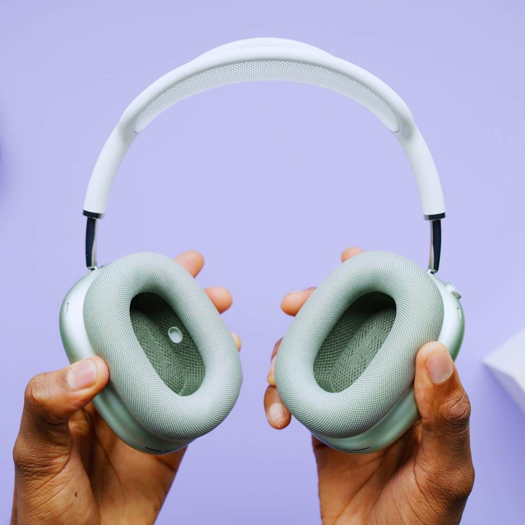 マーケス・ブラウンリーのインスタグラム：「Just unboxed Apples $550 AirPods Max on the channel. Go watch it if your wallet lets you」