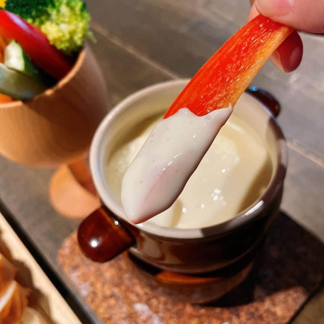 谷麻由里さんのインスタグラム写真 - (谷麻由里Instagram)「チーズ専門店的なお店🧀  🫕チーズフォンデュ🫕 実は、私チーズが大好物🧀 食べれないチーズもあるけど、大体のチーズは好き🥳  チーズ味の何かとかはそんなに好きじゃないけど🤔  #チーズ　#チーズ専門店」12月10日 22時54分 - mayusamatokeiyaku