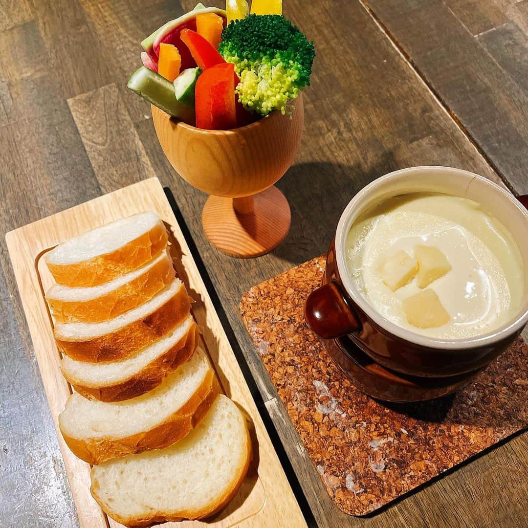 谷麻由里さんのインスタグラム写真 - (谷麻由里Instagram)「チーズ専門店的なお店🧀  🫕チーズフォンデュ🫕 実は、私チーズが大好物🧀 食べれないチーズもあるけど、大体のチーズは好き🥳  チーズ味の何かとかはそんなに好きじゃないけど🤔  #チーズ　#チーズ専門店」12月10日 22時54分 - mayusamatokeiyaku