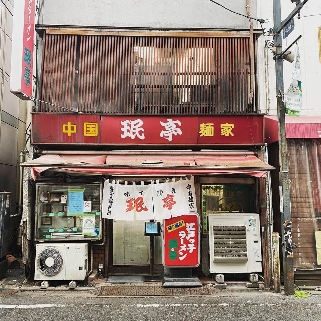 伊藤まさこのインスタグラム：「吉祥寺に行った帰り下北で途中下車して🍜&🥟。町中華ってどうして一度食べたいと思ったらほかの食べもので代用がきかないんだろね。」