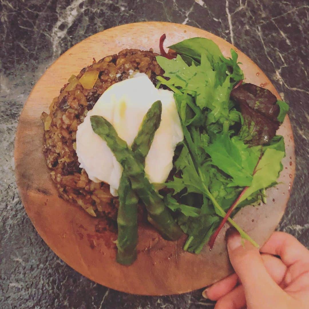 のインスタグラム：「. 今日とて、 おうちdeいわきカレー🍛  昨日のキーマカレーの残りに 玉ねぎ、レーズン加えて  ☑ドライカレー  にしたよ🤤💓  上にはポーチドエッグ🍳🥚 swipeしてみてね👉  #カレー #カレー好きな人と繋がりたい #いわき市 #いわきグルメ #キーマカレー #レシピ #料理 #手作り #手作りカレー #foodstagram #cooking #curry #トマト #豆苗 #ブルーベリー #長ネギ #手料理 #夕飯 #dinner #おうちdeいわきカレー #いわきのめぐみ」