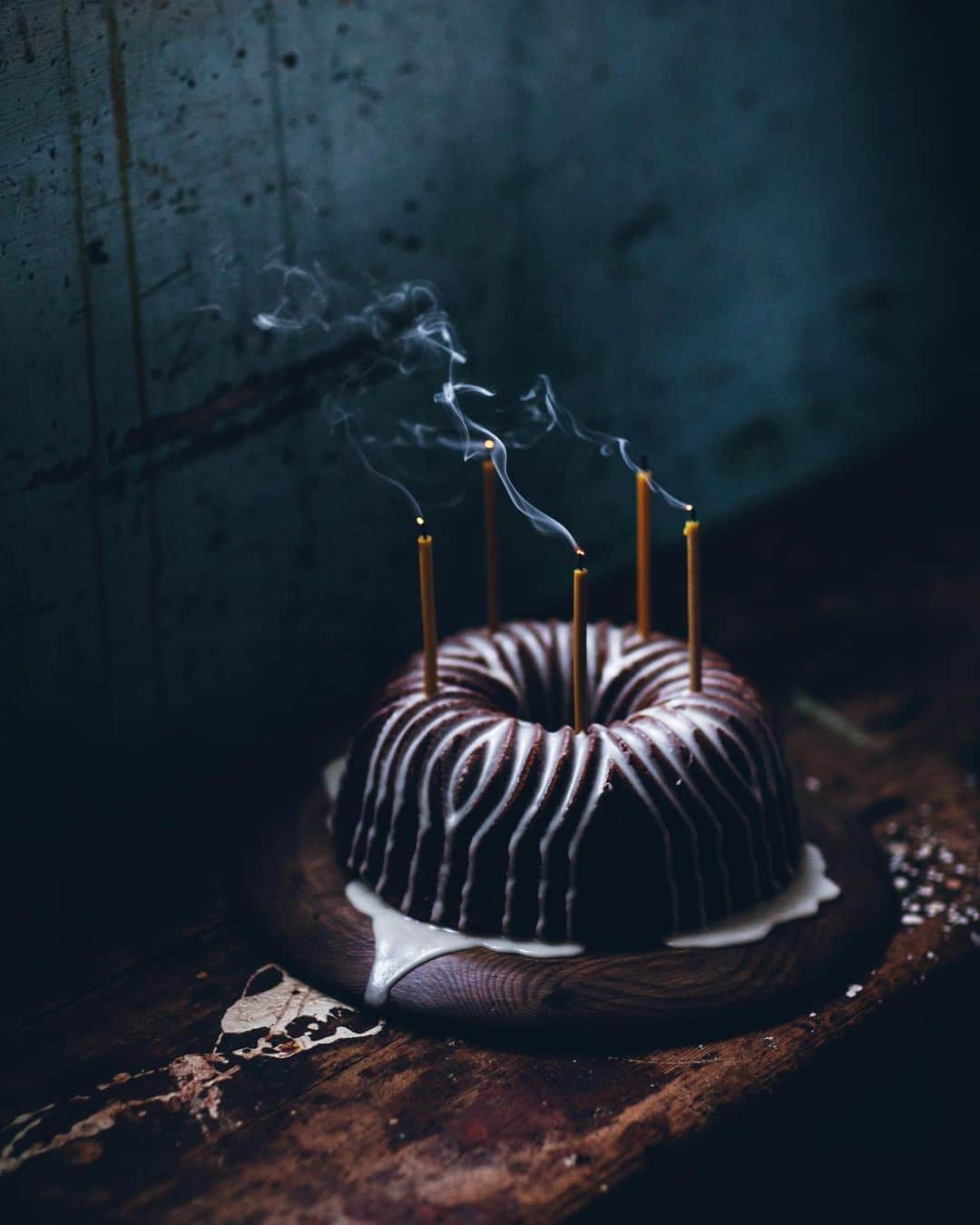 Linda Lomelinoのインスタグラム：「While I’m working on new Christmas posts I thought I’d take the time to share some favorite posts of mine! ⭐️ I made this Gingerbread Bundt at @melgaarden three years ago and I have such happy memories from our stay there. It was so cold, the cake froze while we were shooting outside 😅❄️ Find the link to the post through my profile!」