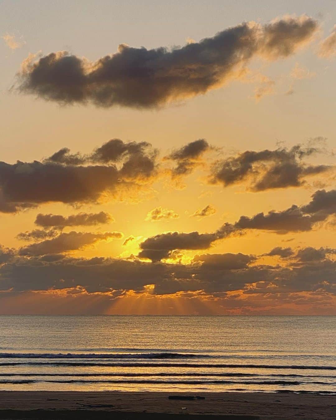 のインスタグラム：「☄️☄️☄️ #sunset #夕日  神様が居た」