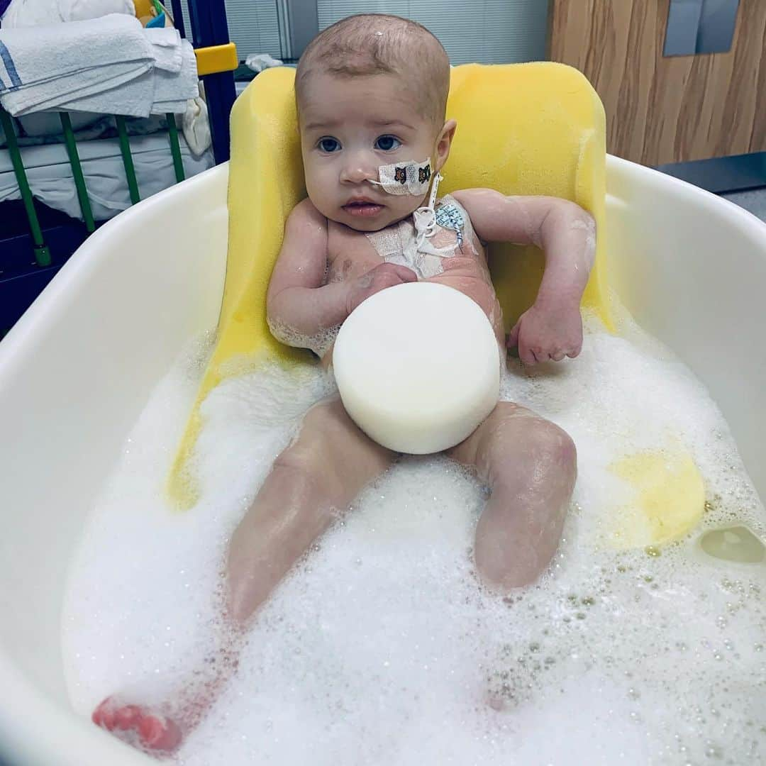 アシュリー・ケインさんのインスタグラム写真 - (アシュリー・ケインInstagram)「Bath Time 👶🏼🛁🧼❤️ . This 2nd round of chemo is really starting to take its toll on Azaylia as she is becoming more uncomfortable and unsettled by the day. So bath time is not only beneficial to keep her clean to prevent infection, but a great chance for her to splash around, soak and relax in the warm water 🙌🏾 . Parents if you want to get 5 minutes peace and quiet... Give your baby a nice bath, swaddle them so they stay warm & cosey afterwards and watch them fade away into a nice deep sleep 😴🙏🏾 . #azayliadiamondcain #letsgochamp #leukemia #leukemiaawareness #leukemiawarrior」12月10日 23時09分 - mrashleycain