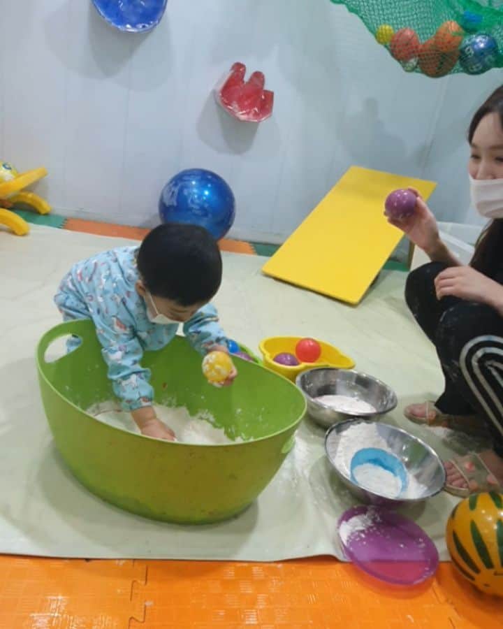 ミン・ヨンウォンのインスタグラム：「민서 덕분에 덜 심심한 코로나기간 💜💙💚 민서는 폭풍성장하고 있어요. . 말은 저랑 장난하는 정도로 늘었고. 다다다 따라하고있어요. 자기전에 늘 새로운 단어를 연습하고 자요. 👀👀👀 (진짜신기.. ) . 민서랑 가장 오래된 몬테소리 수업ㅡ중간에 슬쩍 30분정도 분리 시작 . 수업 끝나고 불안과 상기된 얼굴로 나와서 "엄마~~"를 부르는데 진짜 울컥울컥.   울지 않아서 성공적인거는 같은데... 수업 이후 계속 저를 더 찾고.. 잘때도 엄마엄마엄마..100번은 더 확인하고 찾고......... ㅜㅜㅜㅜ   아기가 성장하는 과정이라고 하지만.. 엄마도 같이 성장하는듯요  첫분리 수업 .. 제 마음도 허전하고 걱정되었고  민서도 충격이었던거 같아요.   우리 하루하루 노력하자.  늘 곁에서 지켜주께 엄마 어디안가 ㅎㅎ 그냥 밖에서 기다리고 있어~~즐겁게 선생님과 놀다가 나와~~ ❤❤❤  이제 21개월 진입!! #21갤아기 #서울댁 #먹방 #푸드파이터#먹방요정  #사랑해  #육아일기 #신혼일기 #육아맘 #육아소통 #일상 #소통 #맞팔 #데일리 #황금돼지띠아들 #오오티디  #베이비스타그램  #babyboy」