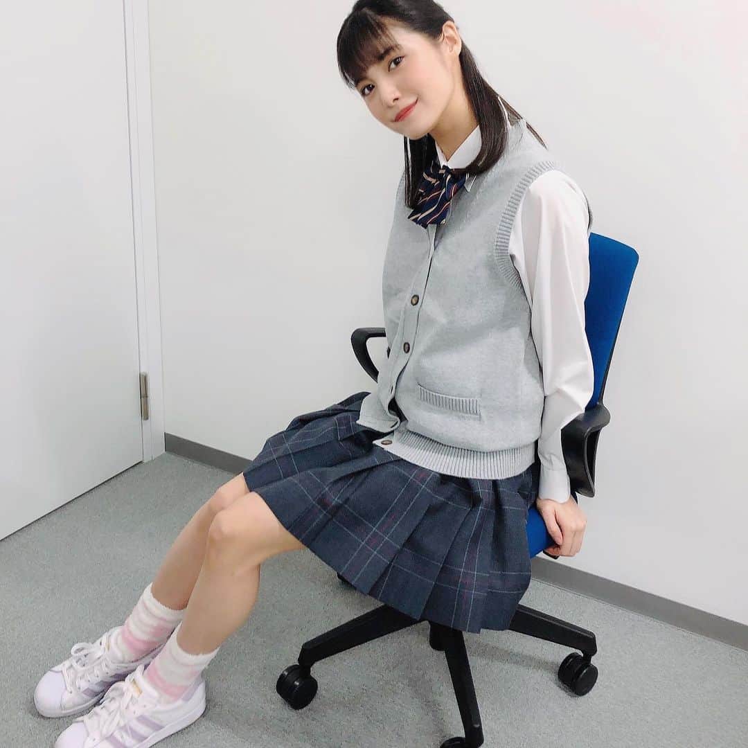 美沙玲奈のインスタグラム：「制服おまけ🧏🏻‍♀️♡ これは撮影と全く関係なくて、 控え室にあったのを着てみたよ🥳  超冷え性だから、モコモコ靴下履いてた🤣///  #制服 #ベスト #リボン #気持ちは #10代」
