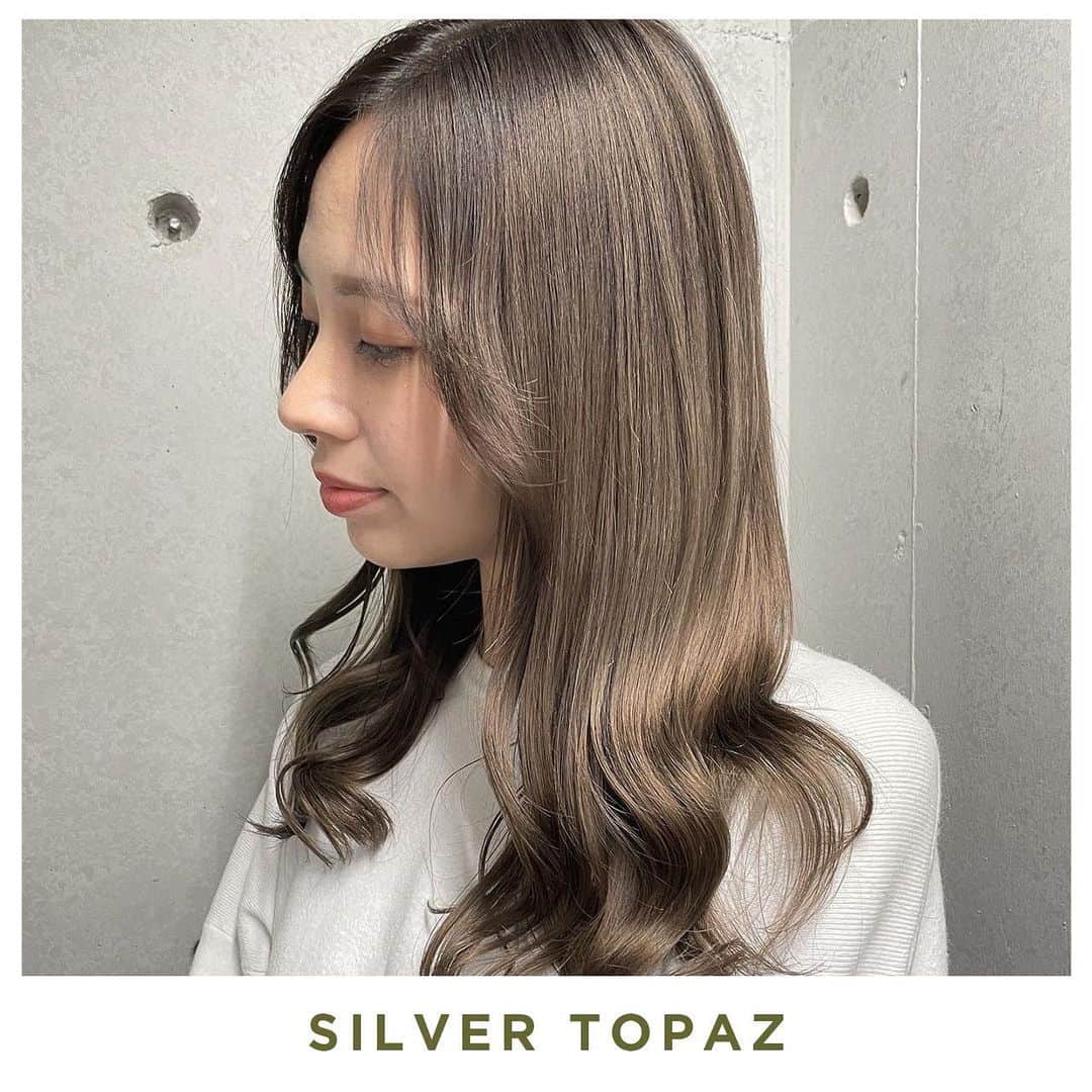 アディクシーカラー(ミルボン) のインスタグラム：「《グレー過ぎないsilver topaz》 ペールシルバーとスモーキートパーズを混ぜ、柔らく暗めな色味にしました。  ＜レシピ＞ ペールシルバー：5スモーキートパーズ：ペールバイオレット：3グレーパール＝4：2：1：1 OXY 3%  Designed by @hanpen_redeal_0815」
