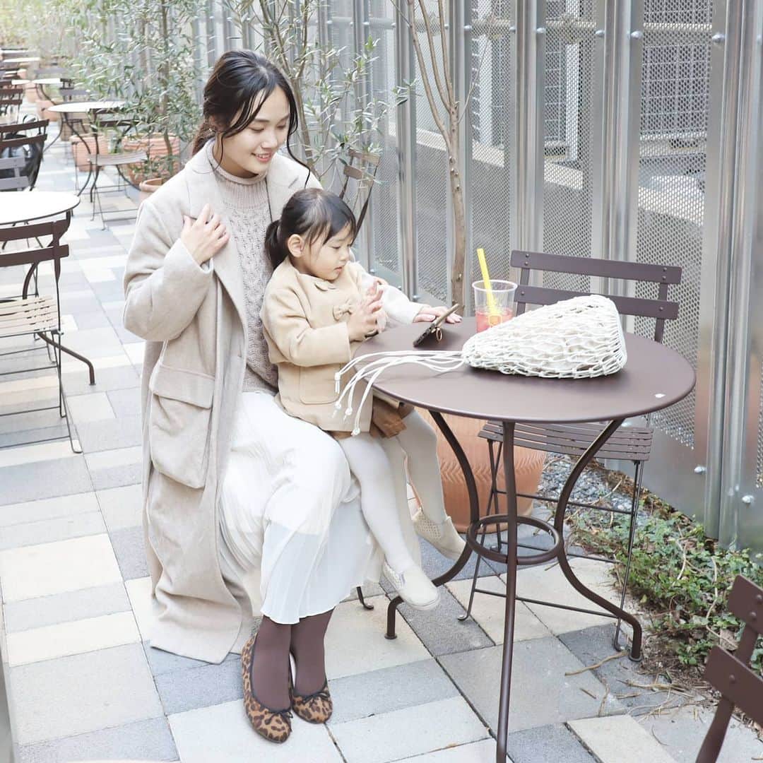 Eri Satoのインスタグラム：「beige×whiteリンクコーデ · coat,bag: @lagunamoon_com knit: @rectangle_official shoes: @welleg_shoes · この日ははるかちゃんとお出かけ 広尾の @chaki__hiroo でお茶タイム😋 生クリームが苦手な私でも このフルーツサンドは美味しく食べられました✨ 半分娘に食べられたけど😇 · · #lagunamoon #ラグナムーン #rectangle_official #カジュアル#トレンド#ニット#高身長コーデ#ママコーデ#カジュアルコーデ#ニットコーデ#スカートコーデ#fashion#ootd#ファッション#プチプラ#プチプラコーデ#親子リンクコーデ愛好家 #リンクコーデ#広尾グルメ #広尾カフェ #フルーツサンド#mamagirl#locari#partegram」