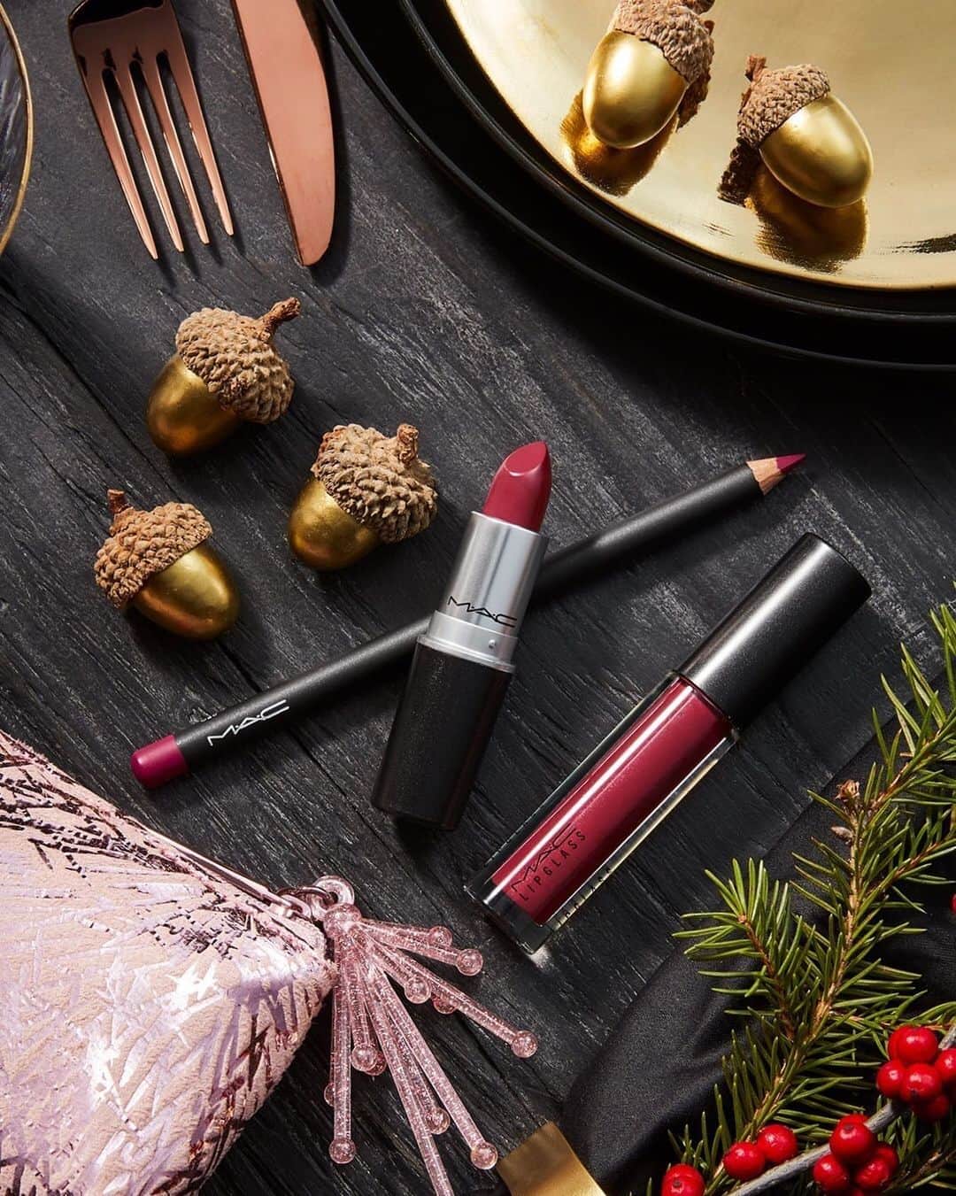 M·A·C Cosmetics UK & Irelandさんのインスタグラム写真 - (M·A·C Cosmetics UK & IrelandInstagram)「Good enough to eat 🖤 ✨ HEAD to STORES to shop the Firewerk It Lip Kit in Berry. It’ll serve up a show-stopping Christmas treat 💄🍴   Note: Available in-store only. #MACCosmeticsUK #MACCosmetics #MACChristmas #ChristmasShopping #MACFrostedFirework」12月10日 23時27分 - maccosmeticsuk