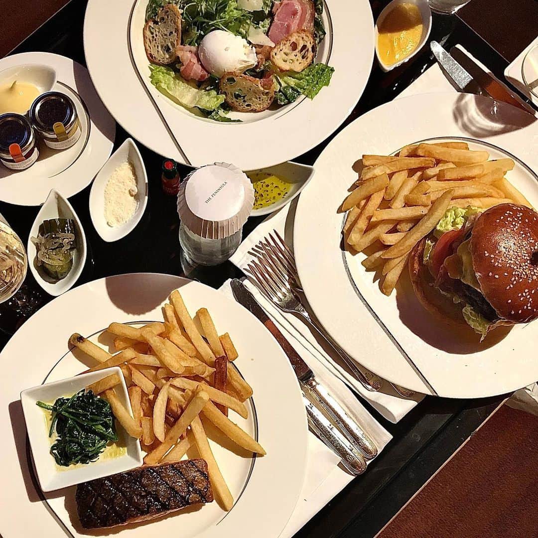みのり(26)＠東京 ダイエットのインスタグラム：「. . @thepeninsulatokyo  . . 仲良しのフトレナイ先輩と、 go to トラベルを利用して ペニンシュラ東京のおこもりプランで 少し遅めの夏休みを楽しんできました☺️ . クーポンやらなにやらで、 ごはん代はかかってない💰いえい✌️ . . フトレナイ先輩はハンバーガー🍔 私は、何を気にしたのか、サーモンwww . (隠れたところにスパゲティありますけど) . . (しっかりポテトも食べたけど) . . ペニンシュラ東京は コロナの感染対策がしっかりされてて お部屋に手指消毒やマスクケースがあったよ サインするペンも一つ一つ、 消毒済みの封から取り出していました☺️ . . 自分自身と大切な人を感染から守りながら 楽しむところは、しっかり楽しみたいです。 . . #diet #ダイエット #ホテル女子会 #gotoキャンペーン  #gototokyo #コロナ禍 #おこもり #おこもり生活 #ルームサービス #roomservice #ペニンシュラ東京 #peninsula #peninsulatokyo #tokyo #女子旅 #飯テロ #ダイエットは明日から#食べるの好きな人と繋がりたい #コロナに負けるな」