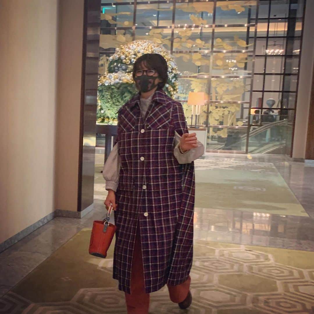 風間ゆみえのインスタグラム：「お気に入りのケープコート @plan_c_official   近頃はこれ♡ @delvaux   シャーリングカラーのブラウスは 袖周りもたっぷり @stylings_official の新作  @marni のピンク色のボトムは、2〜3年くらいまえのもの  #yumie_k_style」