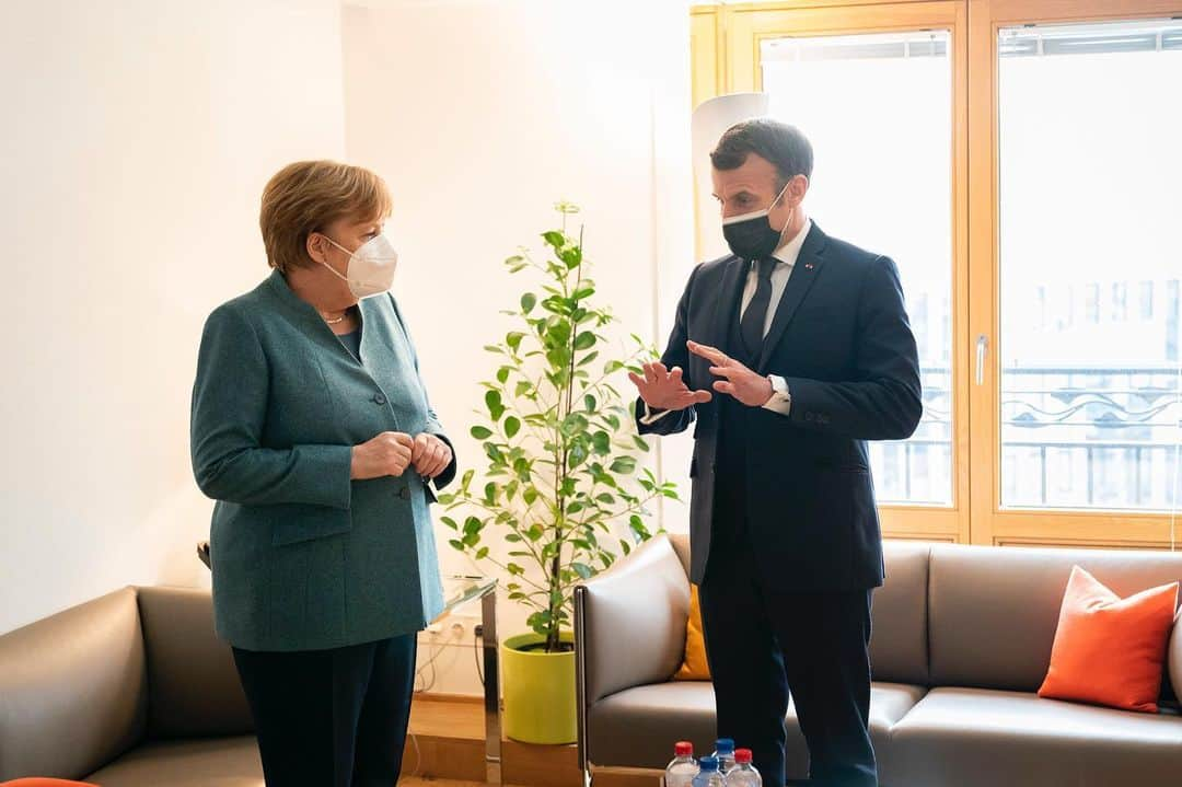 アンゲラ・メルケルのインスタグラム：「Abstimmung vor dem Europäischen Rat heute in Brüssel: Gespräch mit @emmanuelmacron. Themen des Dezember-Rats: der EU-Haushalt, die Corona-Wiederaufbaufonds, Klimaschutz und die gemeinsame Außenpolitik. --- Before the European Council today in Brussels: talk with Emmanuel Macron. December Council topics: the EU budget, Corona reconstruction funds, climate action and the common foreign policy.」