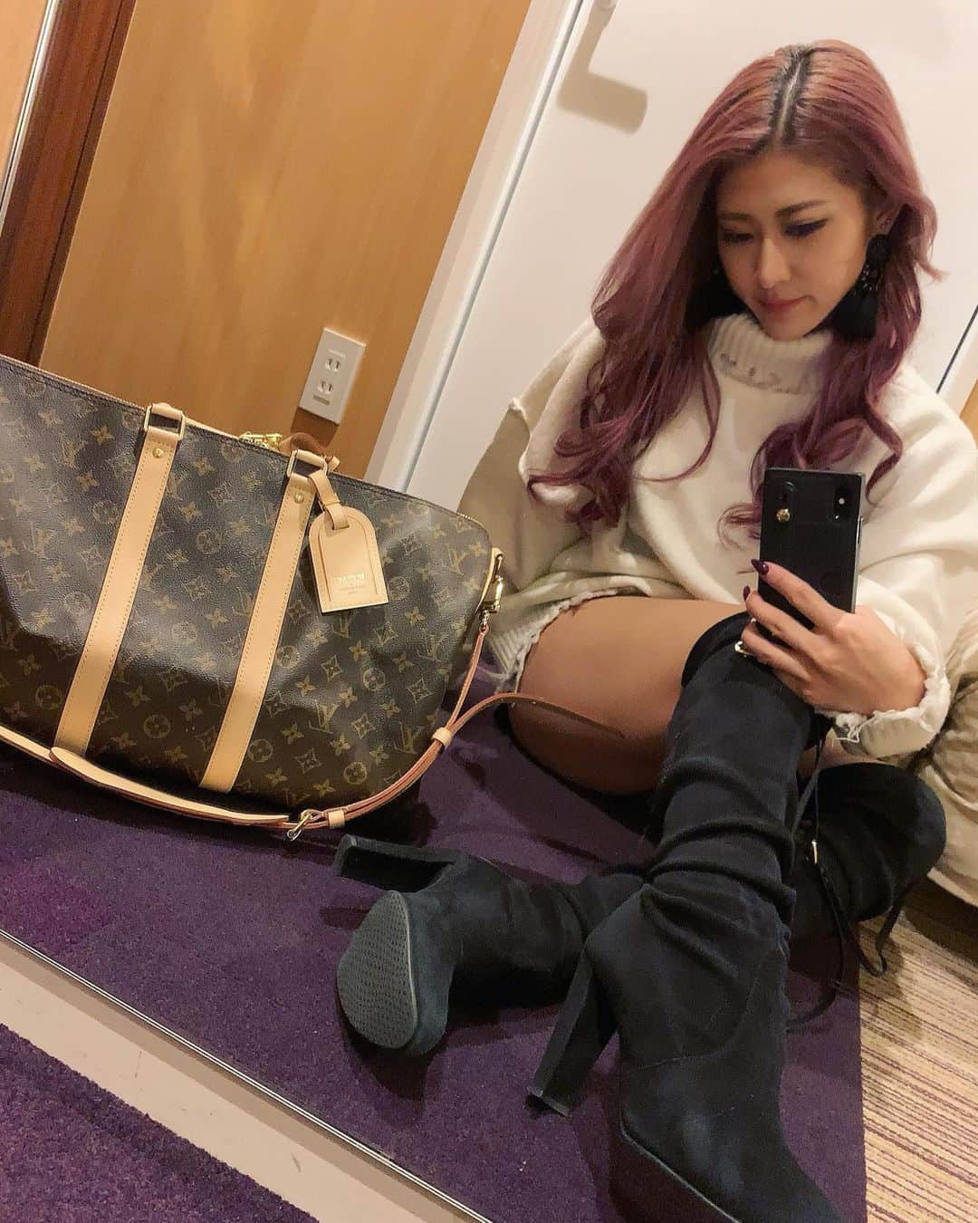 Kumiのインスタグラム：「. 次は1週間くらい ゆっくりまったり、 温泉巡りでもしたいなぁ。 . どお？ . . てかね、この写真のブーツ 何年も愛用してて 特に何もお手入れしてないんだけど . 靴底キレイ過ぎないか？w カカトのすり減りも殆どない！ . やっぱ良いモノには 理由があるんだな。 高いけどめっちゃオススメ👢 . . . #旅行女子　#旅行好き女子 #旅行バッグ　#ボストンバッグ　#stuartweitzman #coach」