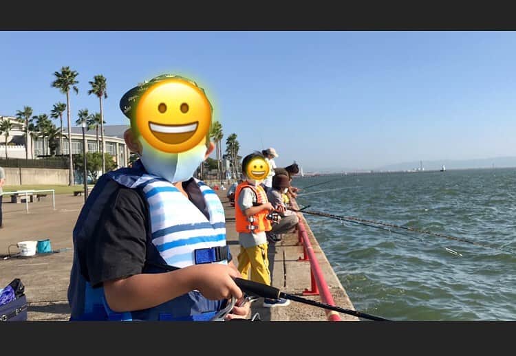 西森洋一さんのインスタグラム写真 - (西森洋一Instagram)「たまには､こういうのも😀 甥っ子と、息子。 どちらも五歳。　奥息子。手前甥っ子。 、 鳴尾浜の海釣り公園。 、 魚がかかると興奮してたよ。　 、 五歳の分際が。 、 この時の模様は､日記朗読ライブで❗️ #日記朗読ライブ #ロックンロールストリップ最高 #うちのガヤ #モンスターエンジン西森  #あかまる #ぼちきん #ここ天」12月10日 23時26分 - nishimori_monster