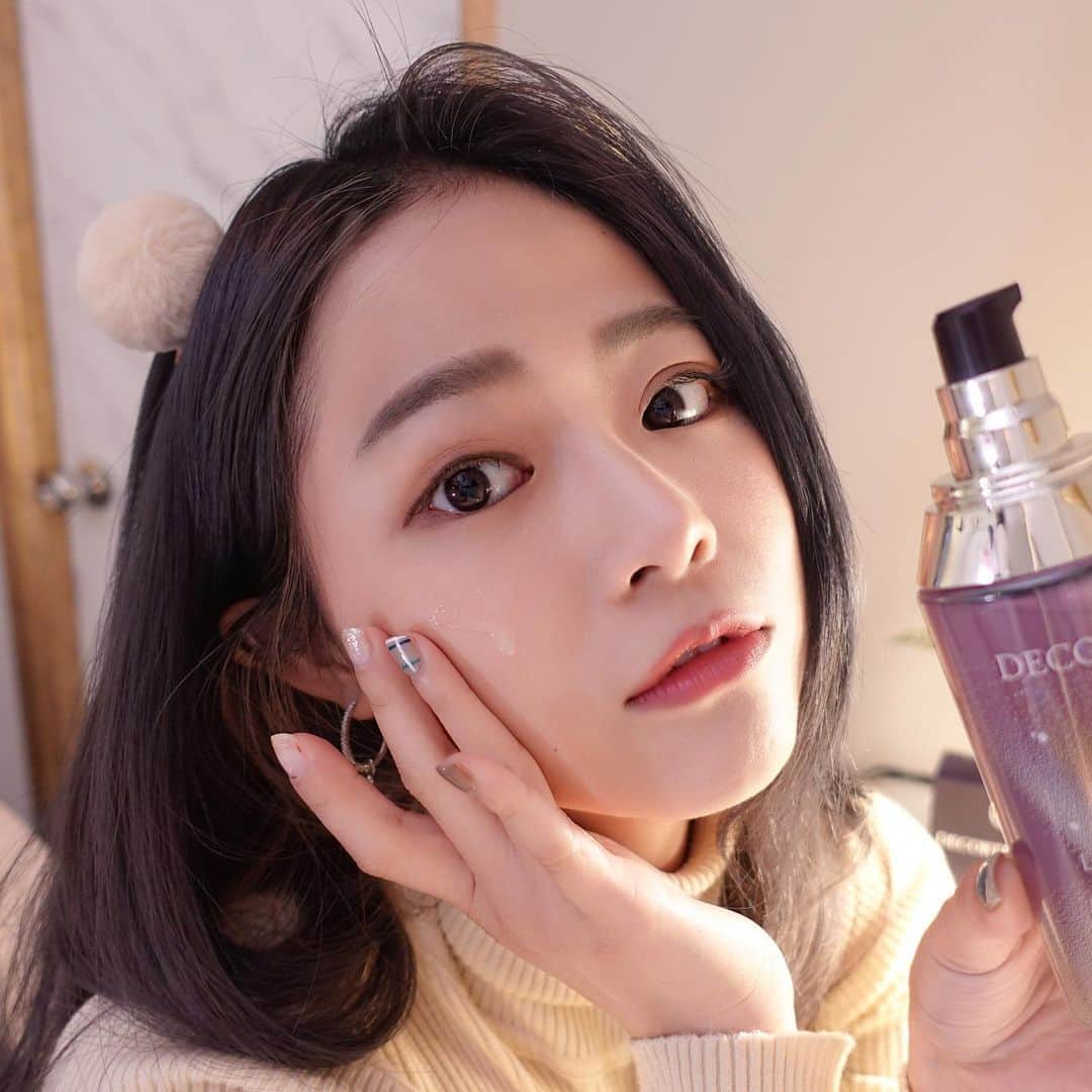 徐薇涵（Wei Han Xu）のインスタグラム：「拍保養品看了照片 覺得 ㄟ～膚質好像還不賴耶 來放一下🙈」