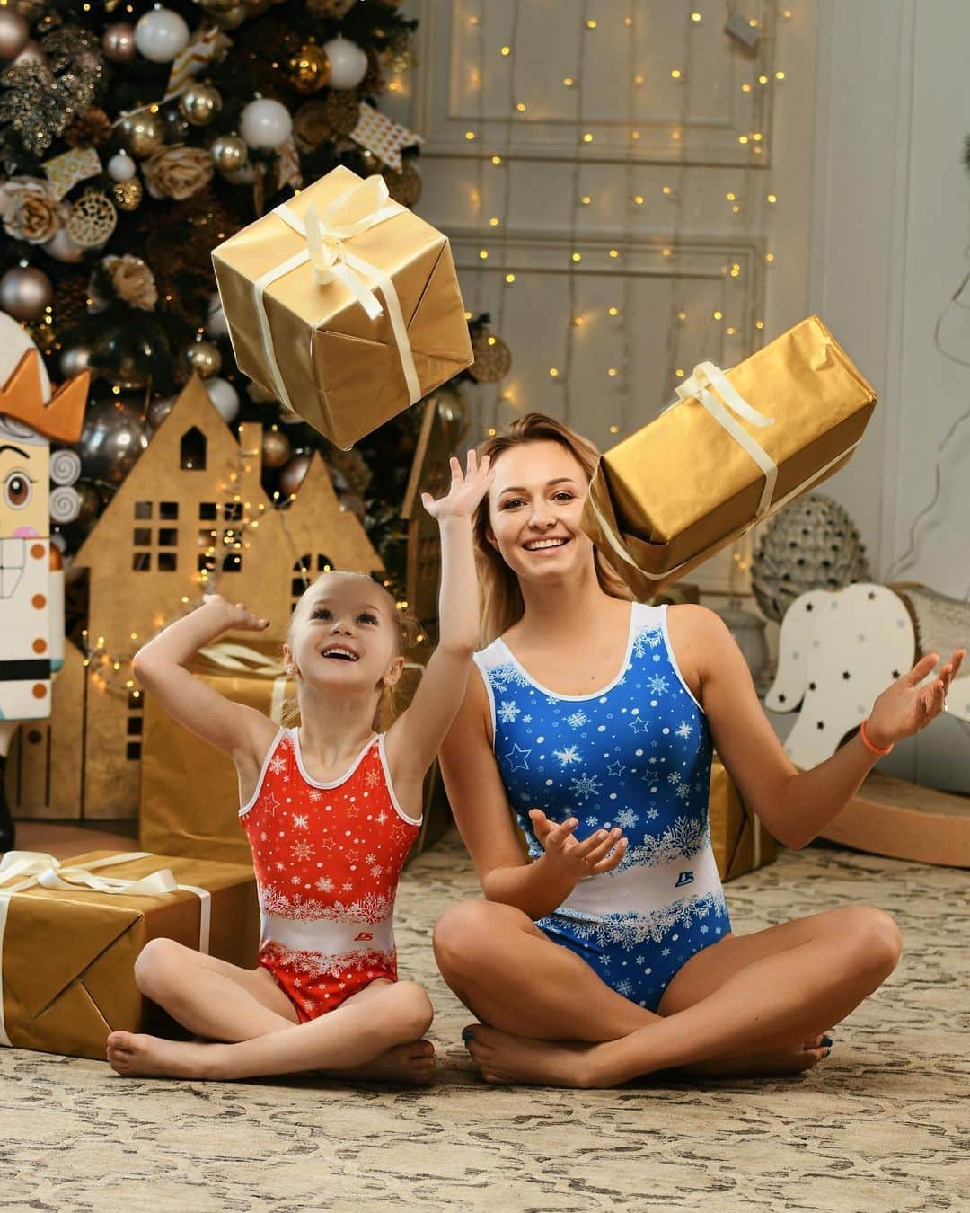 ダリア・スピリドーノワのインスタグラム：「Сюрприиииз🎁 Не ожидали?  Новогодние купальники #DS ❄️ Что бы не грустили и не расслаблялись🥰   Поднимайте настроение в новых купальничках и скидывайте свои счастливые фото ✨💕  Как вам новая коллекция? Мне кажется💥  Модельки - @minimissrussiatwins и @butorina.irina2 💙」