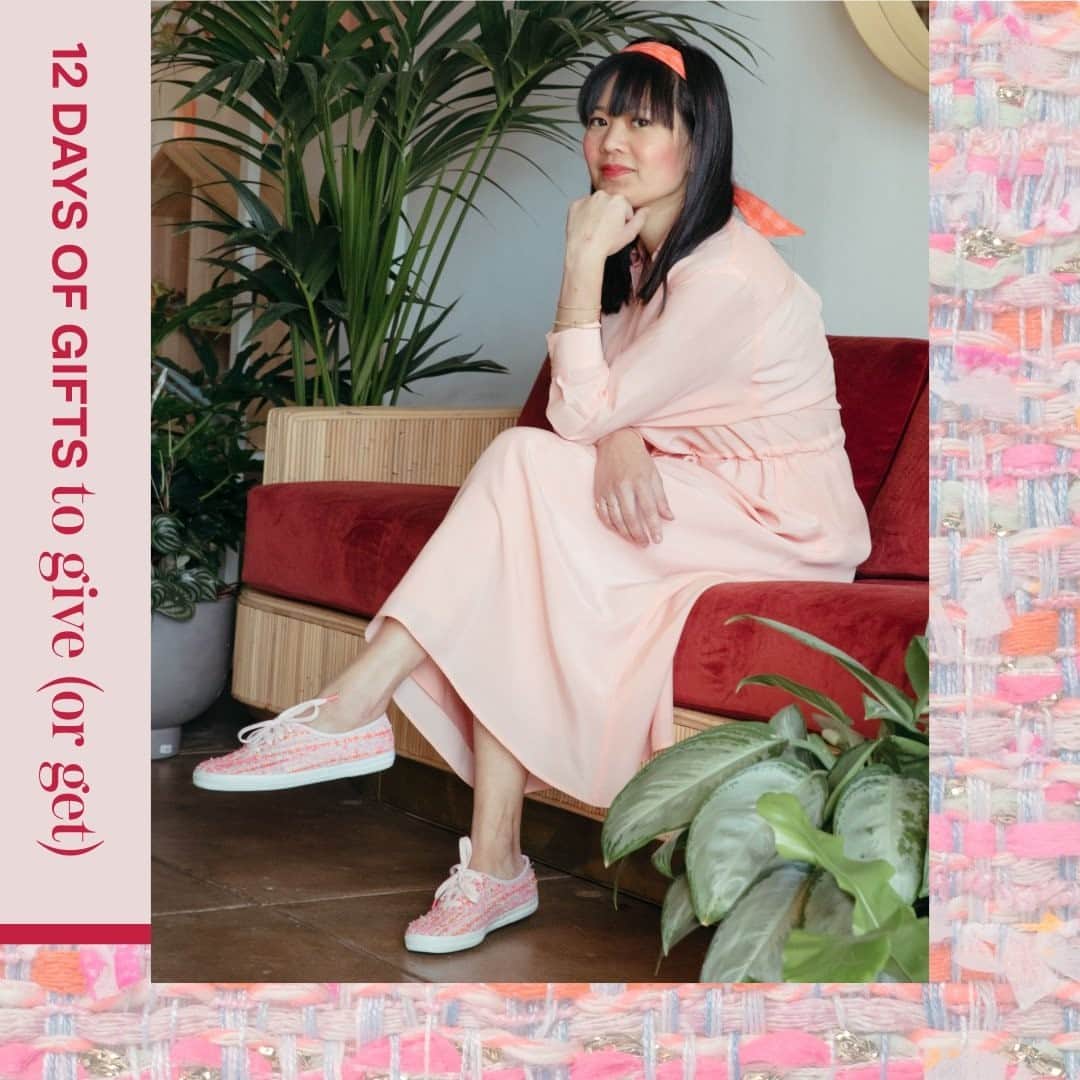 Kedsのインスタグラム：「Gifts that say "Spread joy." Tap to shop the Keds x Oh Joy! Champion sneaker. Pair it with: Oh Joy!: 60 Ways to Create & Give Joy, a book and inspirational guide to bringing joy into the everyday by Joy Cho (@ohjoy), founder and creative director of lifestyle brand Oh Joy! (and one of our fave collaborators).」