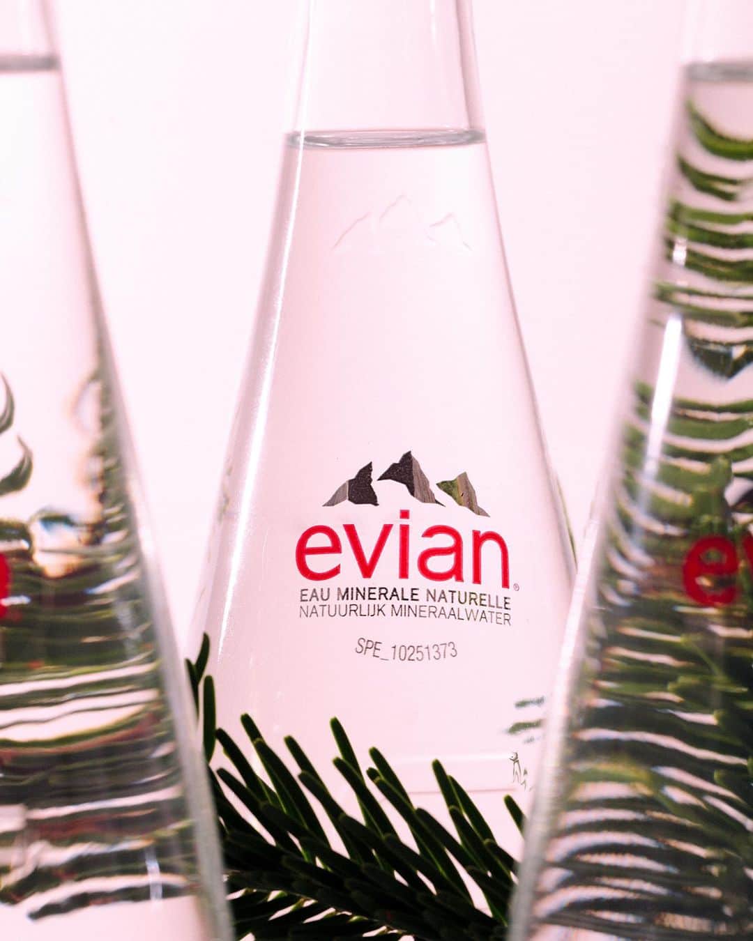evianのインスタグラム：「Can you feel the festive spirit in the air? It’s coming to town! 🙌. Also coming to town: the gorgeous evian glass bottles, delivered right to your door thanks to evianchezvous.com (greater Paris only).   #evian #evianwater #stayhydrated #positivedrops」