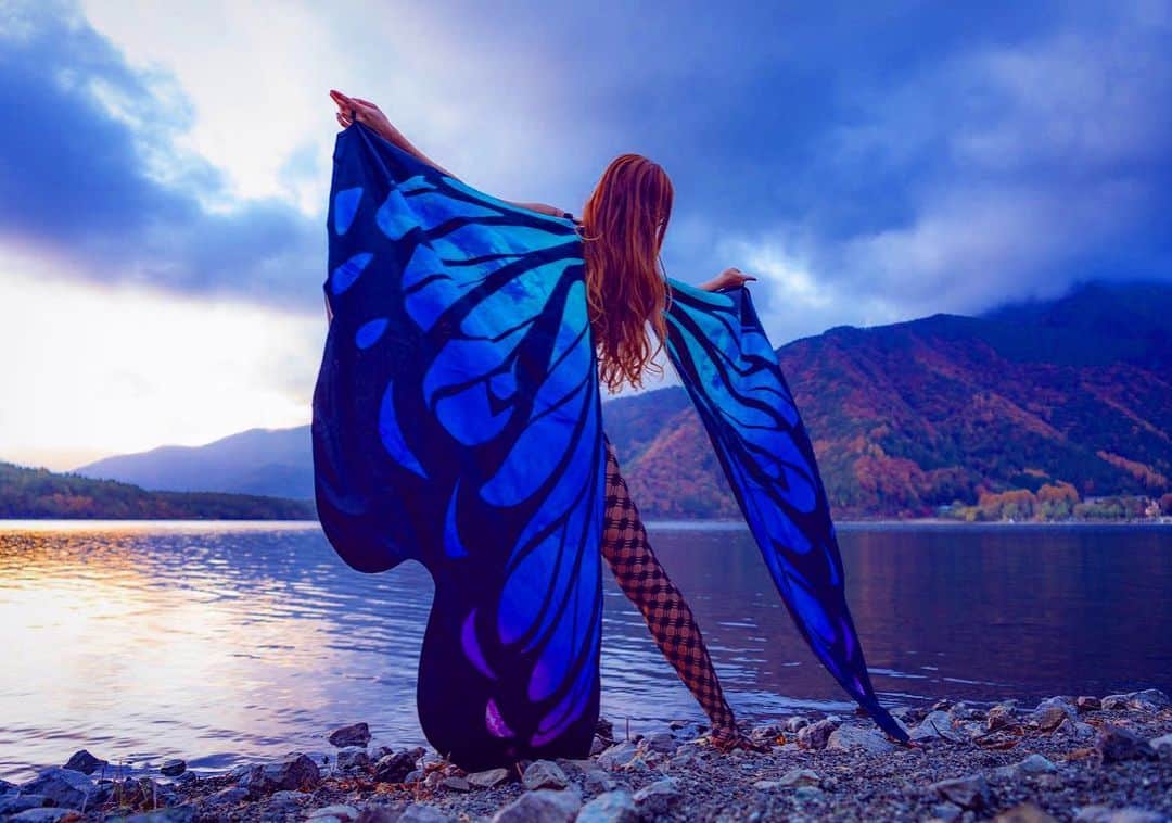 Dance MANAのインスタグラム：「ワタシノ背中ノ蝶🌈🦋ブレナイ舞い心。﻿ ﻿ ﻿ Photoshoot by 佐野 秀和﻿ ﻿ #ユリシス #butterfly #蝶々 #dancer #tatoo #choreographer #japanesedancer #photoart #七変化 #舞 #model #被写体モデル #写真好きな人と繋がりたい」