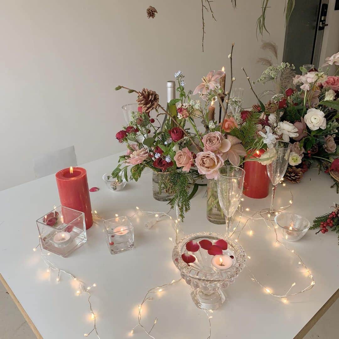 플로리스트 이주연 florist Lee Ju Yeonさんのインスタグラム写真 - (플로리스트 이주연 florist Lee Ju YeonInstagram)「. . Christmas table decoration ❣️ . #테이블데코 #테이블데코레이션 #테이블데코플라워 #tabledecor  .  #이나무씨 #반려견 #동반자 #인절미 #댕댕이 #골든리트리버 #리트리버 #goldenretriever #바네스플라워 #vanessflower」12月10日 23時39分 - vanessflower