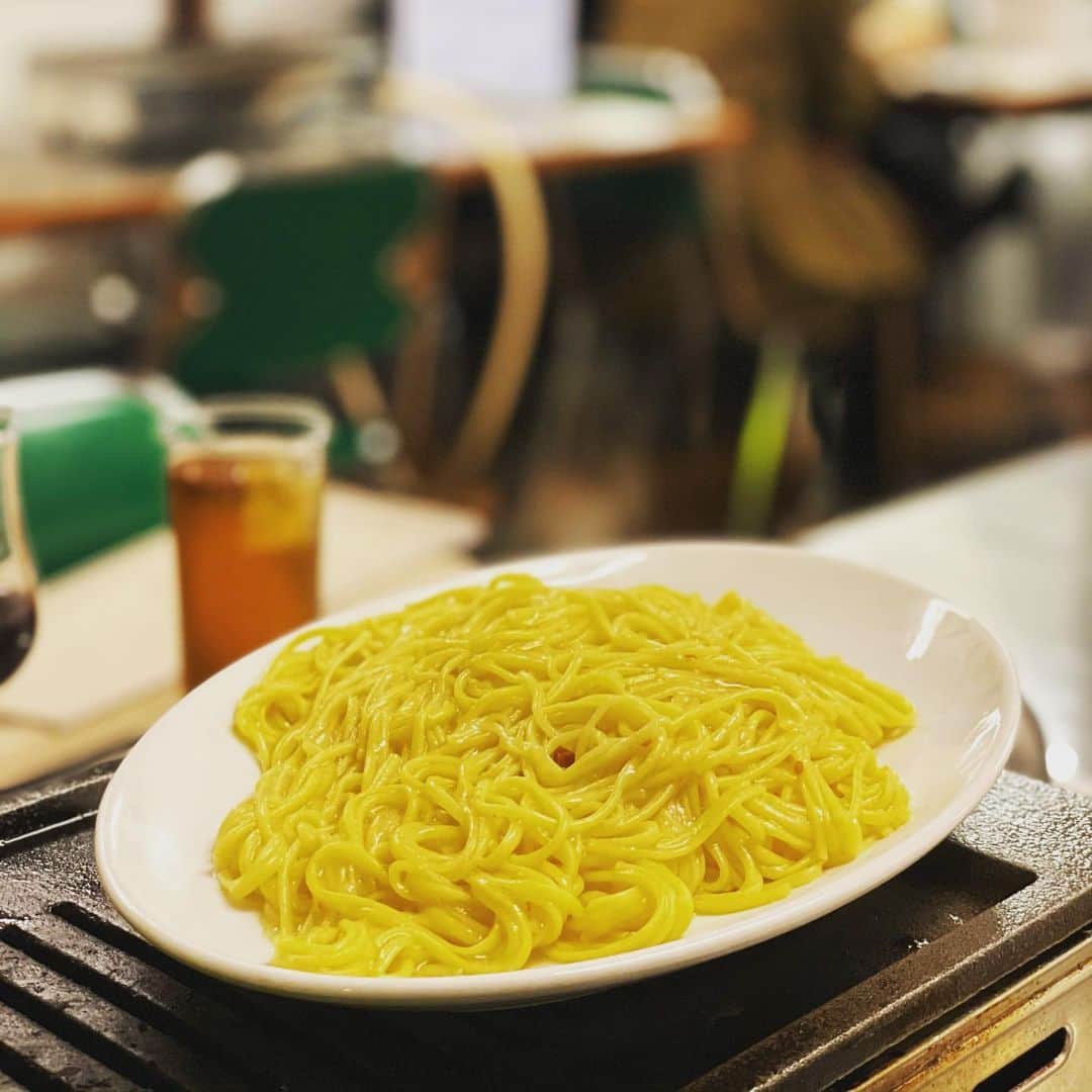 西田善太のインスタグラム：「めげる夜も、うれしい夜もいつも君がそばにいてくれたね❤️、ニンニク様🧄。とうとうたどり着いた極地、三宿・焼肉ケニヤの「にんにく地獄ペペロンチーノ」。明日会うお方、ごめんなさい🥺。 #焼肉ケニヤ」