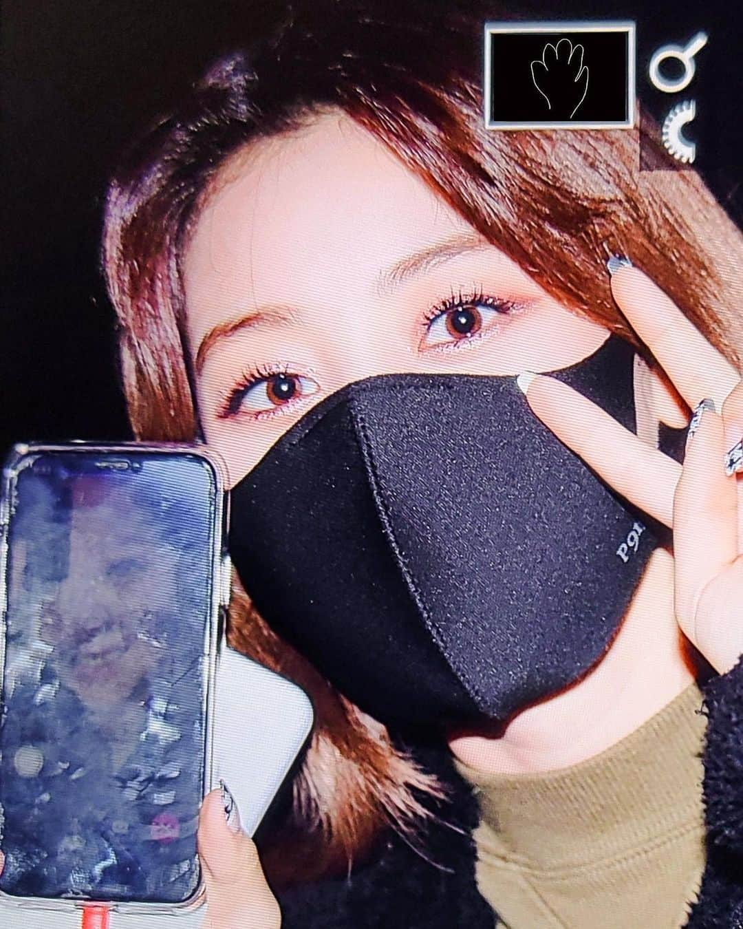 ジヒョさんのインスタグラム写真 - (ジヒョInstagram)「♡ JIHYO FACETIMED JEONGYEON TODAY💔💔 she loves her so much☹️☹️ seeing jeongyeon made me so incredibly happy i hope she‘s resting well and is feeling much much better!! i love her so much and can‘t wait to see her with the girls again🥺🥺 ⠀ — 201210 › © YuangleJYJH」12月10日 23時41分 - jypjihyo