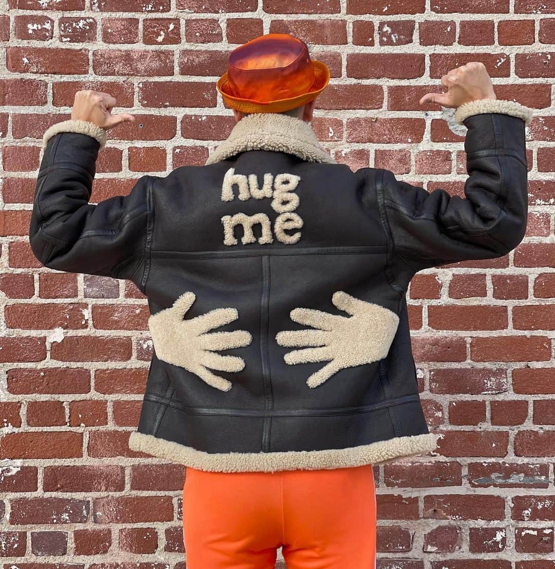 ジェレミー・スコットのインスタグラム：「HUG ME !!! 🤗 TO CELEBRATE THE POWER OF THE HUG, @zalando IS DONATING TO THE RED CROSS FOR EVERY EMBRACE WE SHARE SO UPLOAD AN IMAGE OF YOUR FAVORITE HUG & TAG @zalando & #WEWILLHUGAGAIN THEY WILL DONATE €5 TO THE RED CROSS ! #AD」