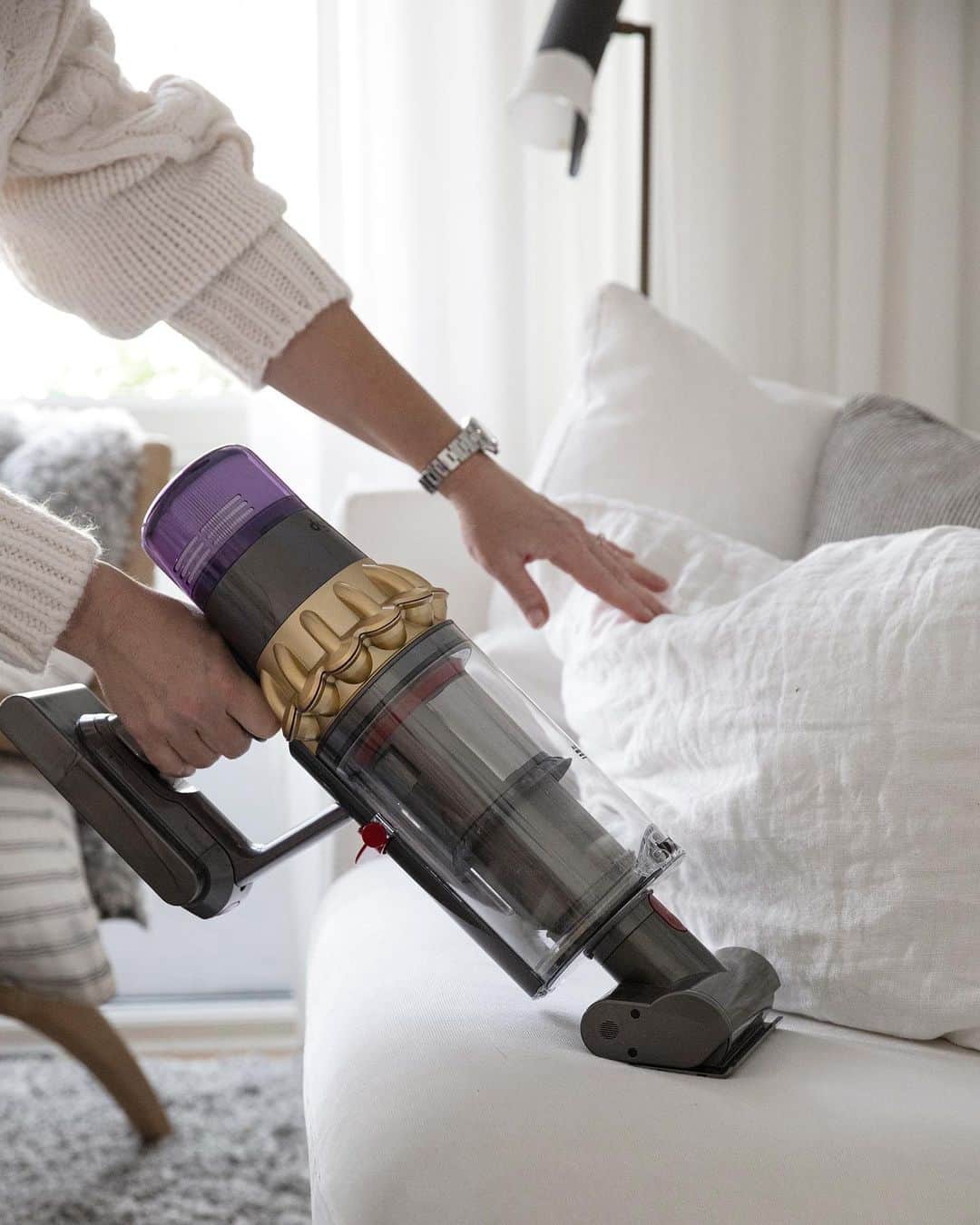 Frida Ramstedtのインスタグラム：「Paid promotion: Remember the dust analysis I did a while ago with @dyson ? The verdict is in… 🙈 Dyson found mites in our mattress sample. Dust mites are neither uncommon nor dangerous, but they can be an allergy trigger. And actually, they look pretty scary when you enlarge them. Yuk! You often see increasing levels of dust mites and their allergens in spaces we spend a lot of time in, these places also tend to be the spaces we vacuum the least. The only way to get rid of dust mites and their allergens from the home are to remove them completely and since I started working with Dyson, I’ve used their Dyson V11 Absolute Extra Pro. With the risk of sounding like a vacuum salesman, it has completely changed how I clean at home. - Now that I can SEE (!)into the transparent bin, I can actually see all the dust it’s picked up. - Since it’s cord-free I am now able to clean areas I’ve not been able to reach in the past. - It comes with different tools and attachments so that you can tackle all areas of the home. - It’s got a unique DLS system which senses what floor type it’s on and adjusts the suction power accordingly.  - The swappable battery gives you 120 minutes of cord-free cleaning and being acoustically engineered to be quitter so now I can vacuum in the evenings instead, even if the kids are asleep. You can read more about what sort of nasties we found in my dust on the blog, trendenser.se.  #dysondustscience #dysonhome」