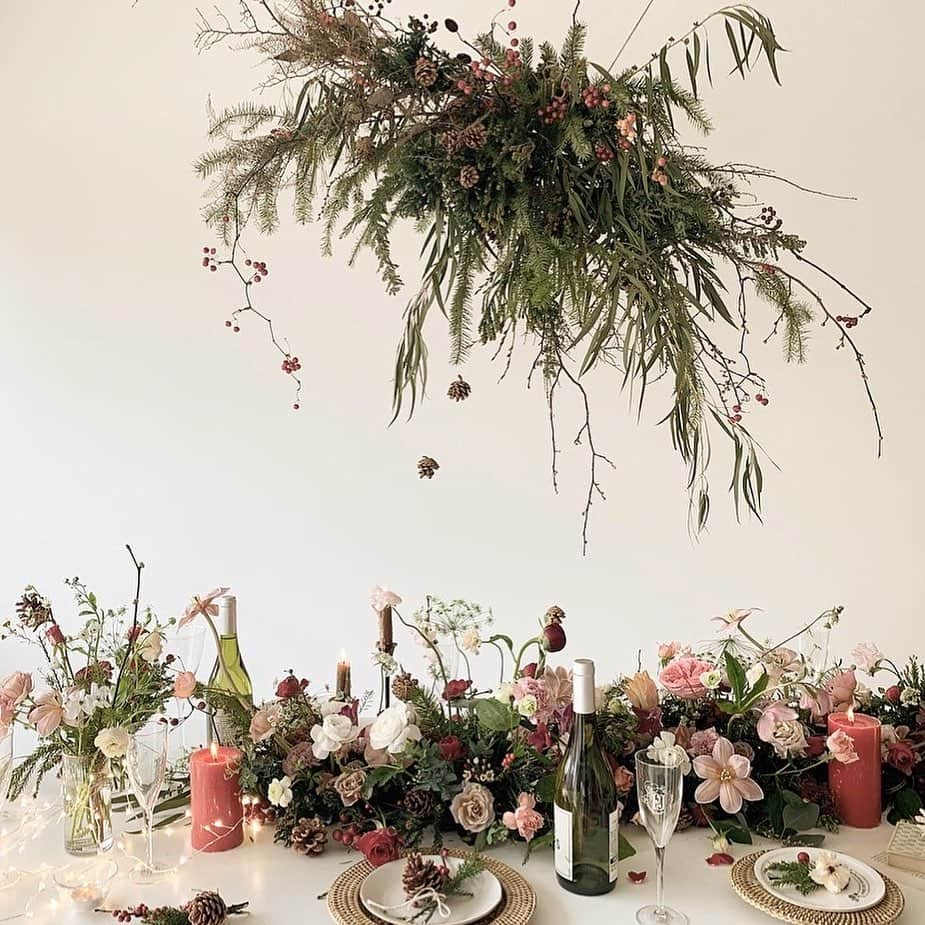 플로리스트 이주연 florist Lee Ju Yeonさんのインスタグラム写真 - (플로리스트 이주연 florist Lee Ju YeonInstagram)「. . hanging installation 🎅🏻 Table decoration 🧣 . . #행잉플라워 #행잉작업 #hanginginstallation . 订花 WeChat ID vaness_flower 페이팔 결제 가능  클래스상시모집 당일꽃주문가능 . #수업문의 #주문예약 #lesson #Order  Katalk ID vaness52 WeChat ID vaness_flower E-mail vanessflower@naver.com . 서초구 양재천로 123 5층 📞02-545-6813 . #vanessflower #florist #flowershop #handtied #flowerlesson #花束 #바네스플라워 #플로리스트 #꽃다발 #부케 #플로리스트학원 #플라워레슨 #양재동꽃집 #양재역꽃집 #꽃다발주문 #꽃수업 #꽃주문  #대관 #공간대여 #스튜디오대관 #자연광스튜디오 #자연광스튜디오대관 #스튜디오」12月10日 23時54分 - vanessflower