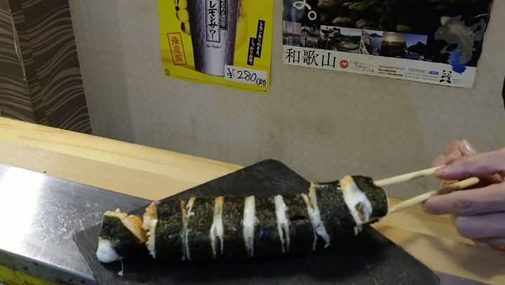 魚壱商店 天王寺店のインスタグラム：「お疲れ様です！  ツナキムチ〰️ズ巻き です！  明日は、もっと伸びーるかも笑っ  #阿倍野グルメ #天王寺グルメ #魚壱商店 #マグロ #大トロ #中トロ #ハッピーアワー」