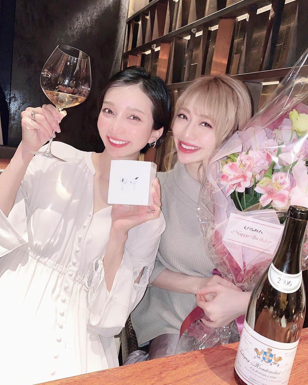 のインスタグラム：「美味しいごはんとお酒と好きな人がいたら完璧だね💐🥂💗せりんこらぶりんこ👩‍❤️‍👩 * 会員さんしか予約がとれない中華屋さんへ連れてってくれてお誕生日お祝いしてくれた🥰🥳🥺 大阪中華遠征もしたい🍥 * * * #hbd#1202#20201202#中華#場所は秘密#北京ダック#フカヒレ#チャーハン#好きすぎる#東京カレンダー#東京#東京グルメ#アーモンド」
