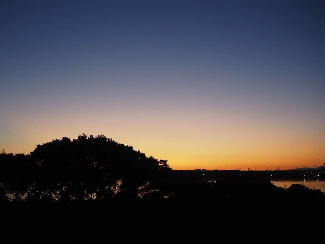 Sora Momoさんのインスタグラム写真 - (Sora MomoInstagram)「昨日の夕暮れの空 ☺︎ この季節になると日没後の空の色がグラデーションがかかって綺麗です 本当に見てる空はもっと綺麗なのに写真に撮るのが上手くなくて残念😞 ☺︎ #夕暮れの空#空の色が綺麗 #グラデーションの空」12月10日 23時48分 - teratera_sorapu_