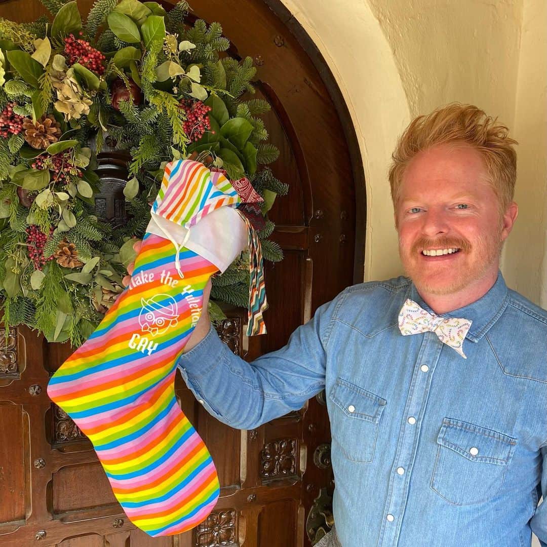 ジェシー・タイラー・ファーガソンのインスタグラム：「Friends! In 2012 I started my foundation, @tietheknotorg, to raise pivotal funds for LGBTQ+ community!   In the spirit of the holidays, Im here hoping to help make the Yuletide (a little more) gay 🌈🎄with a special giveaway from me! Want to win this stocking stuffed with some of my favorite goodies from The Tie Bar & Tie The Knot & a personalized hand written note from me? I'll be giving away 10! 🎅🏻  Here's how to enter:  1. Follow @tietheknotorg and @thetiebar  2. Tag three friends in the comments below who also support equality.  3. Like this photo  Winners will be randomly selected by 11 AM PST 12/11/20. #TieTheKnotOrg  And if you’re looking for some great stocking stuffers this year, check out our products — all the proceeds go to equality! www.TieTheKnot.org   *** Also, swipe right to see proof that I couldn’t actually even put on real pants or get out of my slippers for this photo shoot. Seriously. 😩」