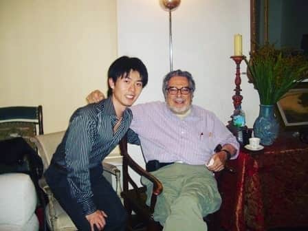 福間洸太朗さんのインスタグラム写真 - (福間洸太朗Instagram)「with Mr. Leon Fleisher (2007 in Paris)  I had a privilege to work with him several times.   The first time was at the Villecroze chamber music academy, back in May 2003. It was a few months before going to Cleveland competition, and I was so fascinated by his musical ideas, conception, philosophy. I was listening to his recording of Brahms Piano Concerto No.1 with the Cleveland Orchestra conducted by George Szell... so it meant a lot to me to play Brahms d-Minor with Cleveland orchestra in the final round and to win the competition (to my great surprise).  17 years later, Mr.Fleisher sadly passed away. And I had a chance to play Brahms d-minor with the Japan Philharmonic Orchestra (photo 4, 5 ©Atsushi Yamaguchi), so I decided to dedicate my performance to him...🙏  You can watch that concert until January 10th, by registering and purchasing the streaming ticket at  https://members.tvuch.com/member/movie/9/    レオン・フライシャー先生と（2007年、パリにて）  初めてレッスンしていただいたのは2003年5月、フランスのヴィルクローズの室内楽マスタークラスでした。(写真2 & 3)先生の音楽に対するお考え、哲学、そしてピアノに向かう真摯なお姿に深く感銘を受けたのを覚えています。その数か月後、私はクリーヴランドコンクールを受け、思いがけず優勝しました。本選で弾いたブラームスの第1番は、先生がクリーヴランド管弦楽団と演奏された録音をよく聴いて勉強していましたので、喜びもひとしおでした。  あれから17年が経ち、フライシャー先生は他界されましたが、10月の日本フィルとの演奏会で、私の希望でブラームス第1番を弾かせていただき、先生に捧げました。(写真 4 & 5. ©山口敦)  まだまだ音楽家として勉強しなければいけないことは沢山ありますが、一歩一歩先生のような偉大なアーティストに近づきたいと思います。  #tbt #LeonFleisher #Pianist #musicianslife #philosophy #Brahms」12月10日 23時55分 - kotarofsky