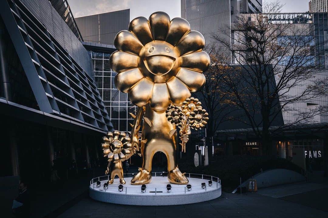 ガゴシアン・ギャラリーさんのインスタグラム写真 - (ガゴシアン・ギャラリーInstagram)「#GagosianSpotlight: Takashi Murakami’s 10-meter-tall 2020 sculpture "Haha Bangla Manus" has been installed at 66 Plaza in Roppongi Hills, Tokyo, and is on view through May 2021.  Cast in bronze and covered in gold leaf, the monumentally scaled sculpture—one of Murakami’s largest artworks to date—is decorated on all sides with the artist’s familiar flower motif, projecting diverse expressions of hope for the future. The project is a collaboration between the artist and Roppongi Hills; additional collaborations will be presented at various Roppongi Hills locations beginning in January 2021. Follow the link in our bio to learn more. __________ #TakashiMurakami #Gagosian @takashipom Takashi Murakami, "Haha Bangla Manus," 2020, The Bloodstone Public Collection, installation view, Roppongi Hills, Tokyo © 2020 Takashi Murakami/Kaikai Kiki Co., Ltd. All rights reserved. Photo: RK」12月10日 23時55分 - gagosian