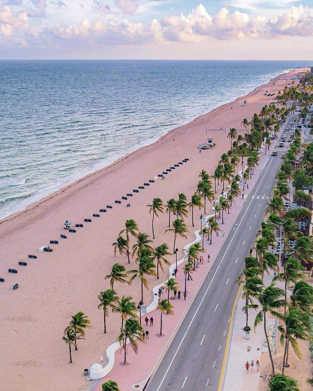 Conrad Hotelsのインスタグラム：「At the @conradftlbeach you don't have to worry about securing a spot at the beach. Each luxury suite comes with two beach chairs and on-beach service, so all you have to do is show up and relax. 📸 @sublime.imagery」