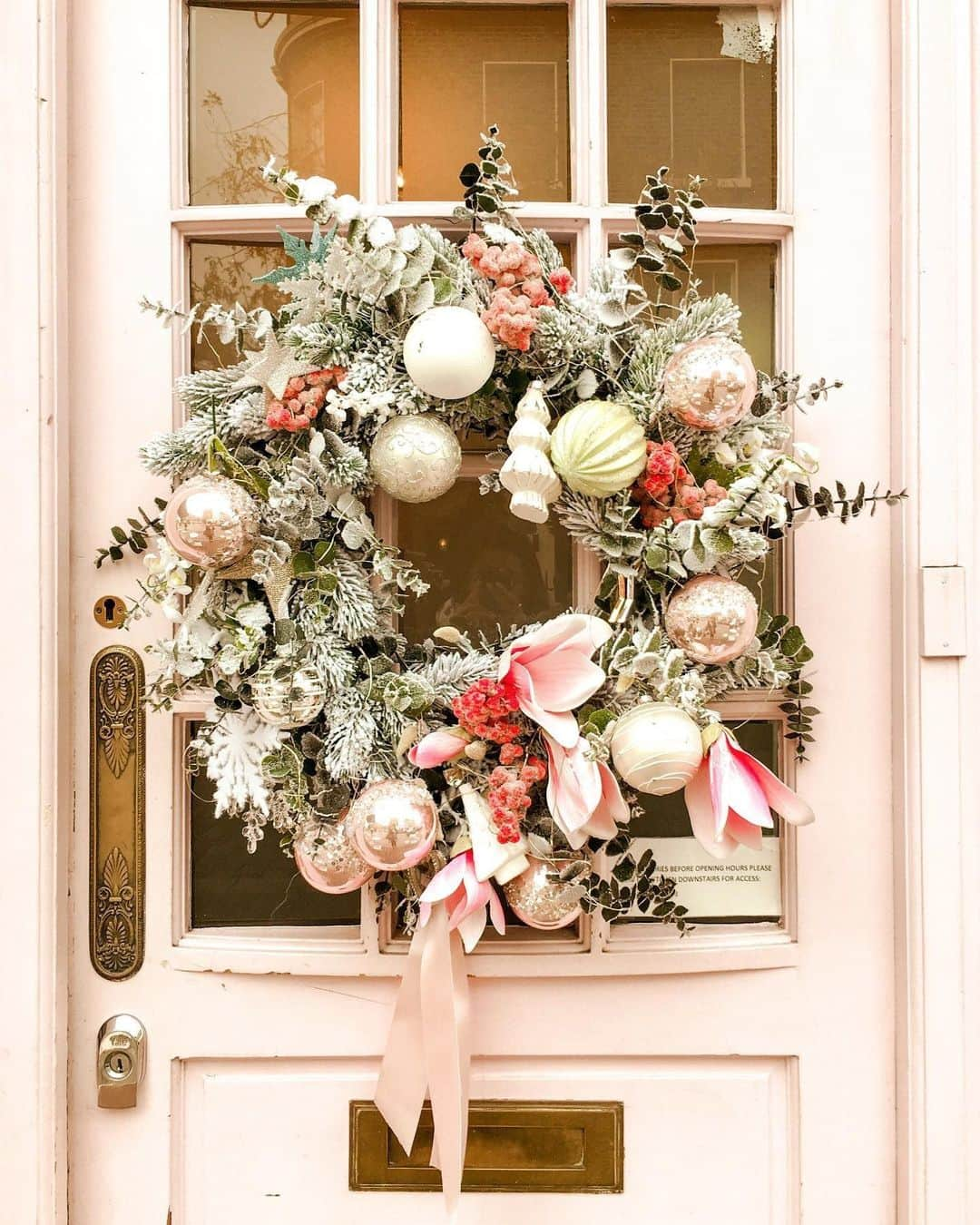 ELLE DECORさんのインスタグラム写真 - (ELLE DECORInstagram)「A little front door cheer. 🎄#regram 📸: @mylifestylememoir」12月11日 0時00分 - elledecor