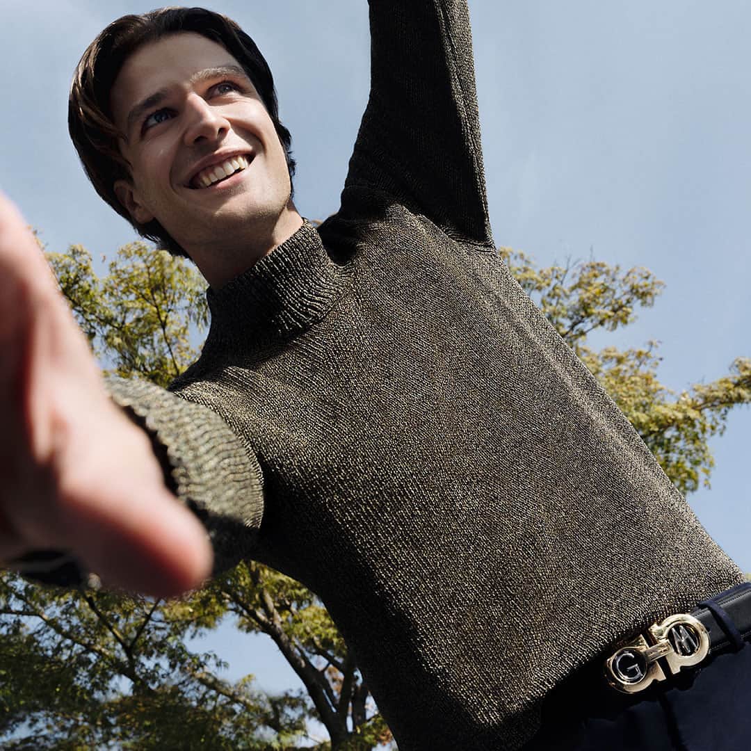 サルヴァトーレ・フェラガモのインスタグラム：「The MyGancini personalization service embarks on a journey to express contemporary identities. Featuring @GuidoMilani in a custom Gancini belt, with the light-hearted ease of an individual confident in his own skin. Now customize the iconic Gancini belts with symbols and initials of your choice. #MeMySelfieAndI #MyGancini⠀ Explore the service in over 24 stores worldwide and find the store nearest you through the link in bio.」