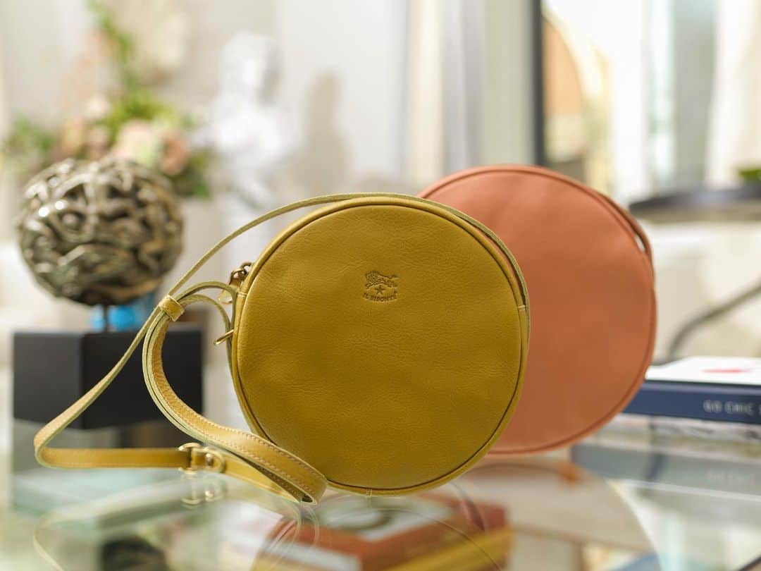 イルビゾンテのインスタグラム：「Discover the new face of a timeless icon! The FW20 collection reinterprets the Disco Bag designed by Wanny Di Filippo in the early 1980s, making it a stunning contemporary must-have.  #ilbisonte #sustainability #shoulderbags #madeinitaly」