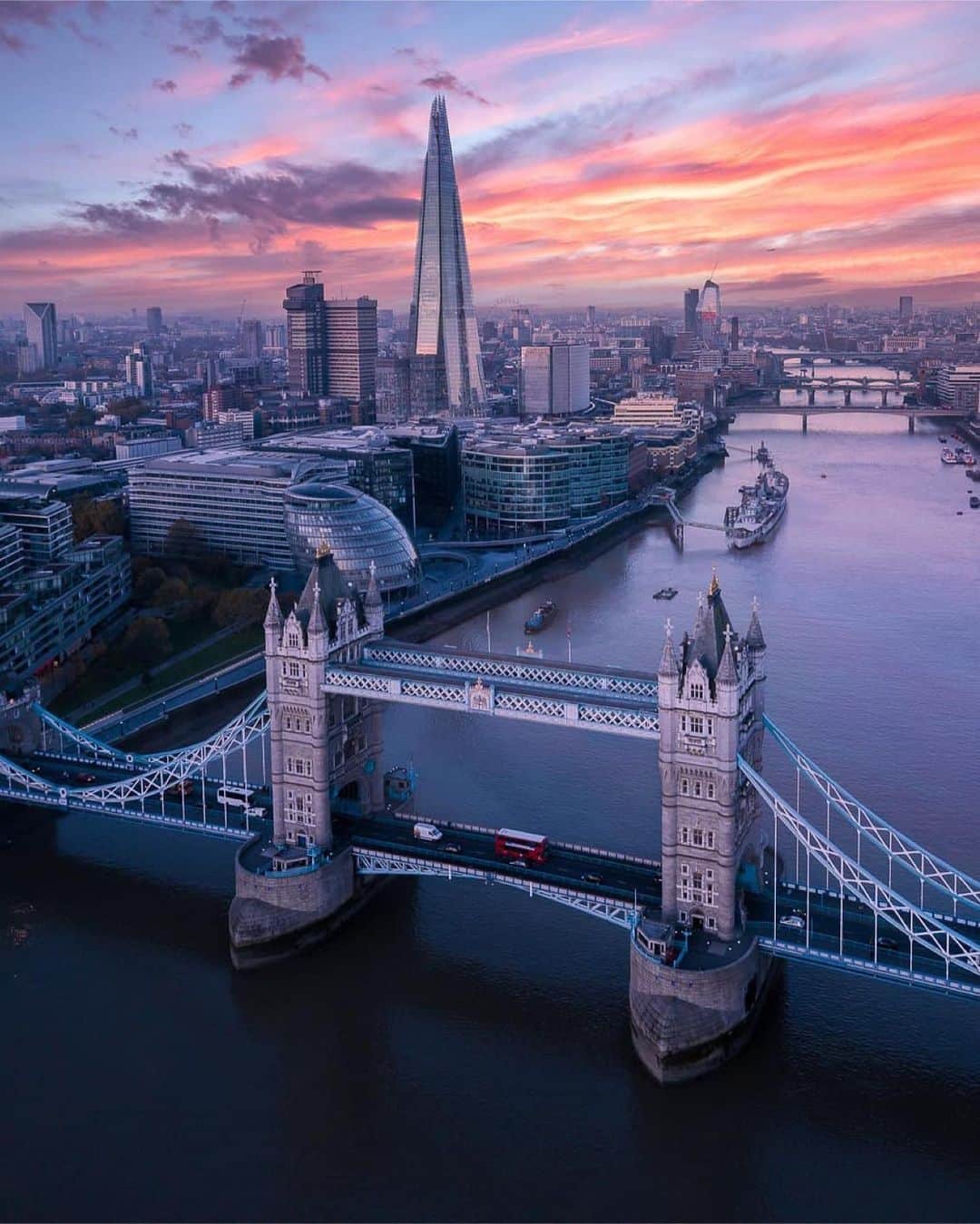 エミレーツ航空さんのインスタグラム写真 - (エミレーツ航空Instagram)「Having the best Thames in London!  📍 London 🇬🇧 United Kingdom ✈️ Fly better to London with 4 daily flights and to the UK with 52 weekly flights from @DXB 🌍 #FlyEmiratesFlyBetter #SeeTheWorld #ViewFromAbove  📸 @tmnikonian 📸 @thedronelad  📸 @ottoberkeley  📸 @henry_do  📸 @shavnore  📸 @davidmrule」12月11日 0時01分 - emirates