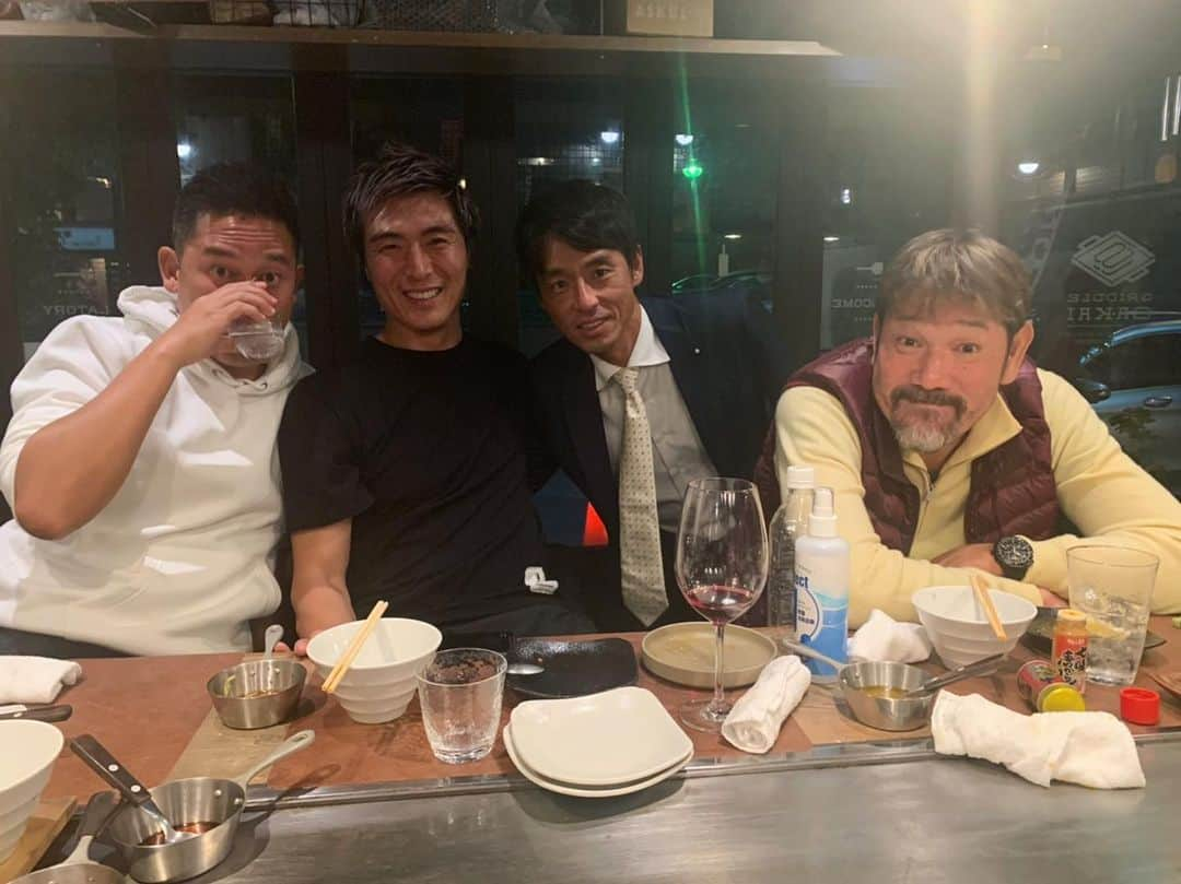 北野貴之さんのインスタグラム写真 - (北野貴之Instagram)「ある日のあしや。 いつも、大阪にくると可愛がって頂き、いっぱい可愛がってくれるお兄さん的な存在です。 ぼくはお兄ちゃんがいないから、年上の人はお兄ちゃんに思えてしまいますが、そんなことは言えません。 下柳兄さん、高兄さん、中兄さん いつもありがとうございます❣️  #お兄ちゃん#偉大#尊敬#大好き#皆様」12月11日 0時01分 - takashi_kitano