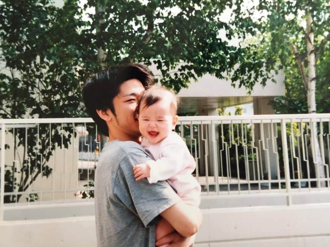 のインスタグラム：「20歳になりました！！ 1枚目はパパと20年前の私 2枚目は20歳になった私 ここまで育ててくれたママとパパに感謝です！！！らぶ！ 20歳も私らしく突っ走っていくぞ〜！ これからもよろしくお願いします！」